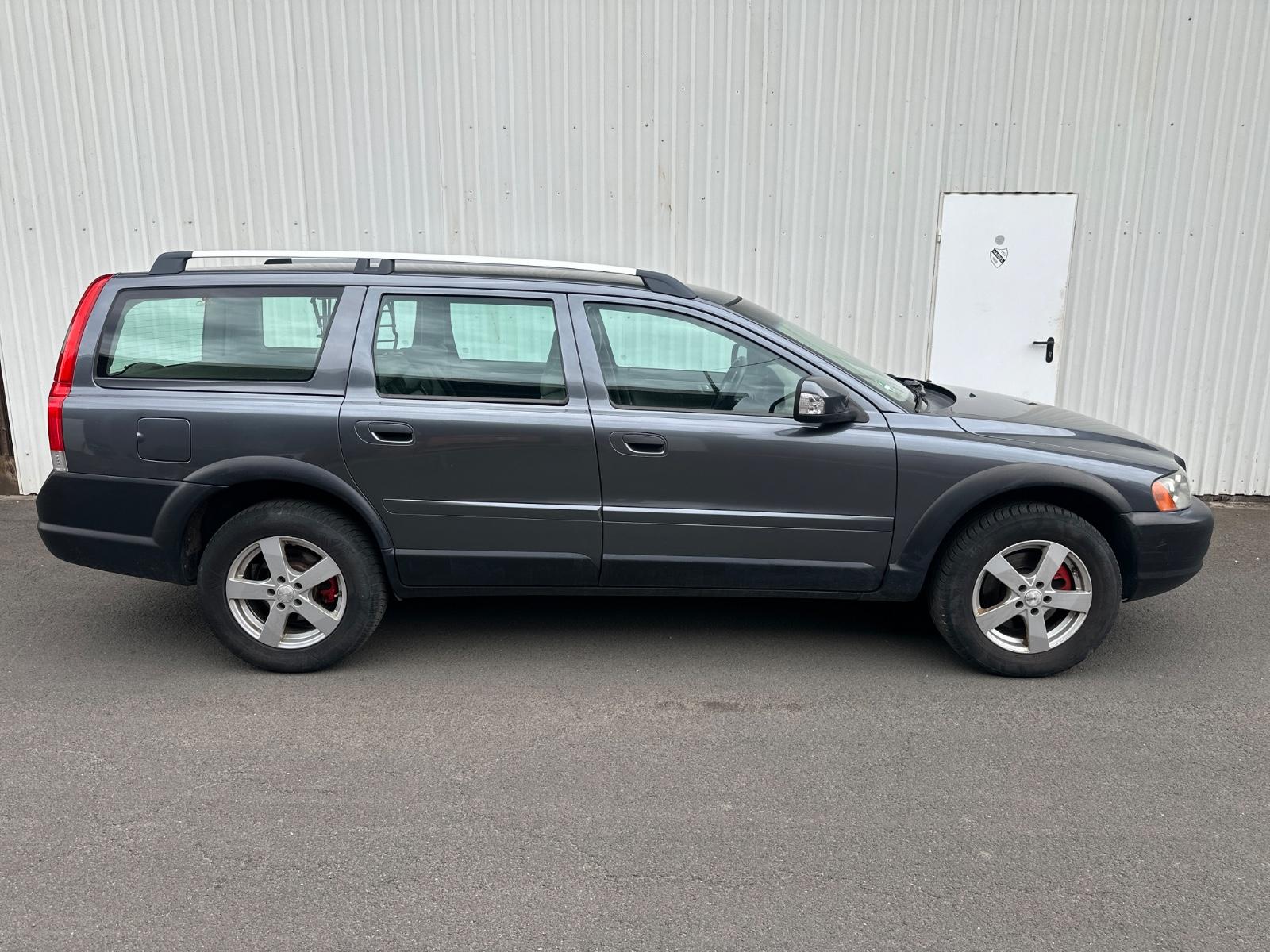 VOLVO XC70 D5 AWD 185 ch BVA 4X4 - ATTELAGE - CUIR - 260900 km