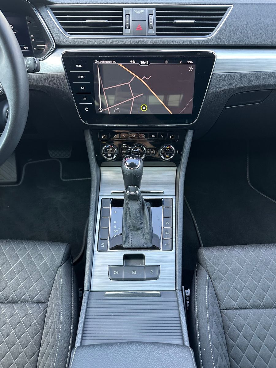 Fahrzeugabbildung SKODA Superb Combi Ambition NAV+LED+ACC+PANORAMA+17ZO
