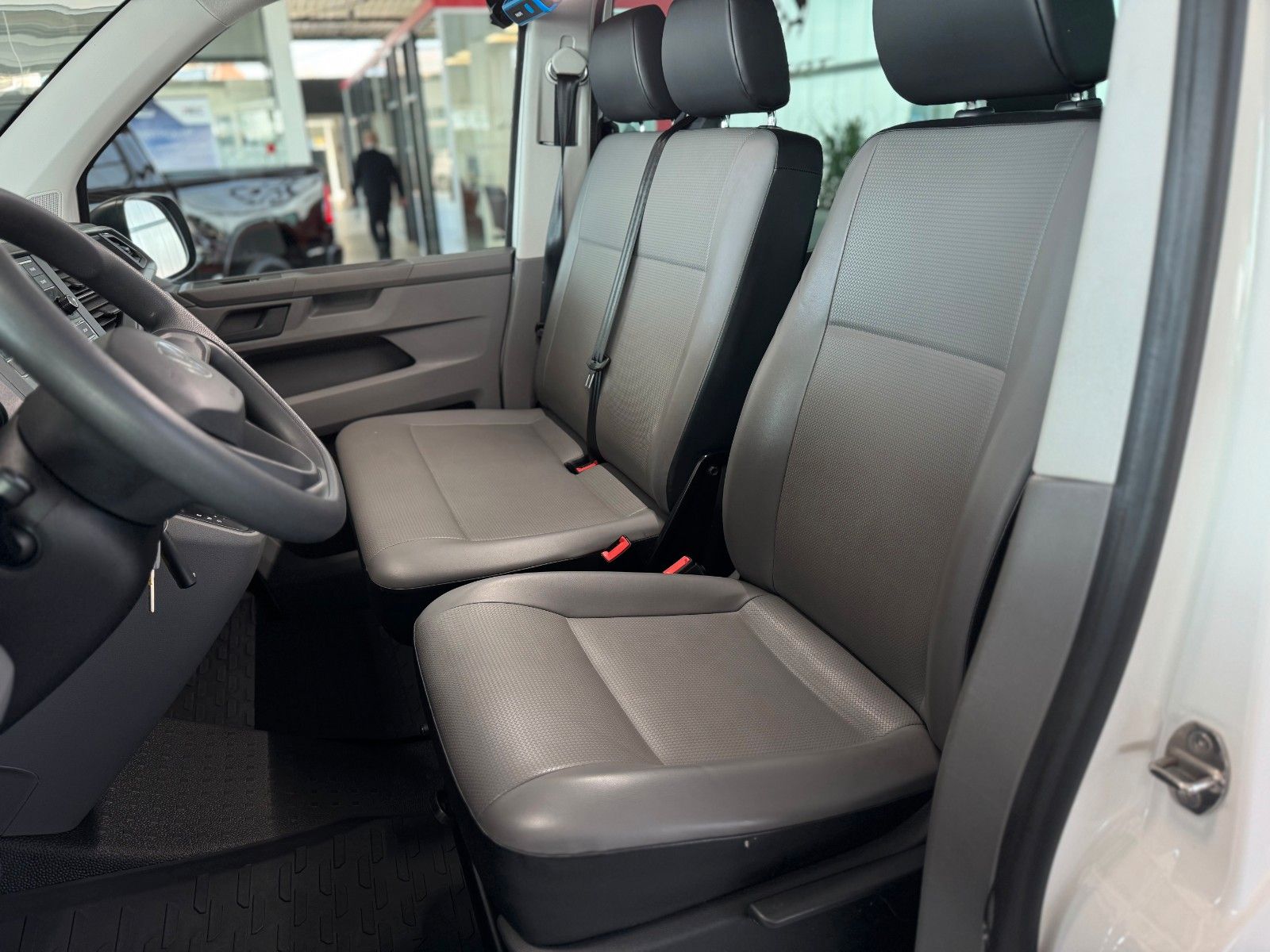 Fahrzeugabbildung Volkswagen T6 Transporter Kombi 2.0 TDI "Klima  9-Sitzer"