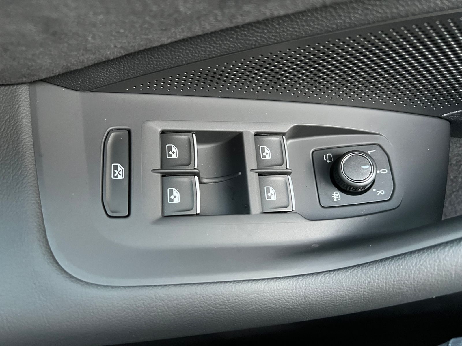 Fahrzeugabbildung Volkswagen Passat Variant R-Line 2.0 TDI DSG 4MOTION *AHK,