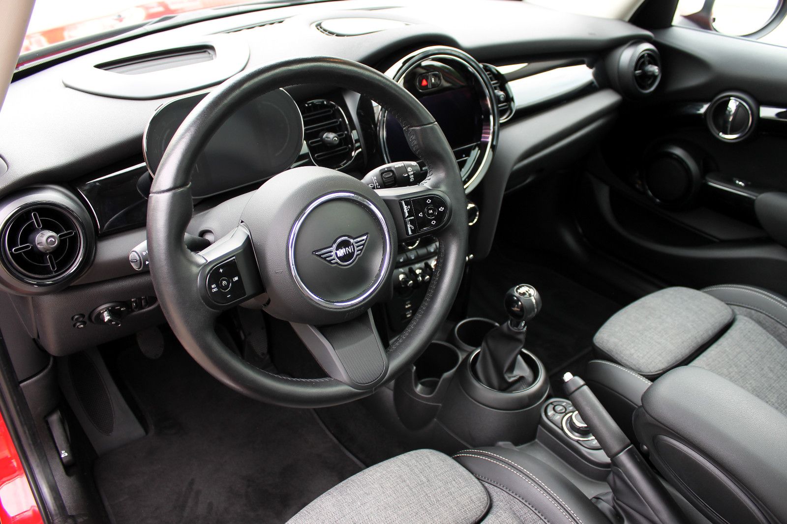 Fahrzeugabbildung MINI Cooper Classic-Trim 5-trg. LED PANO HUD CarPlay
