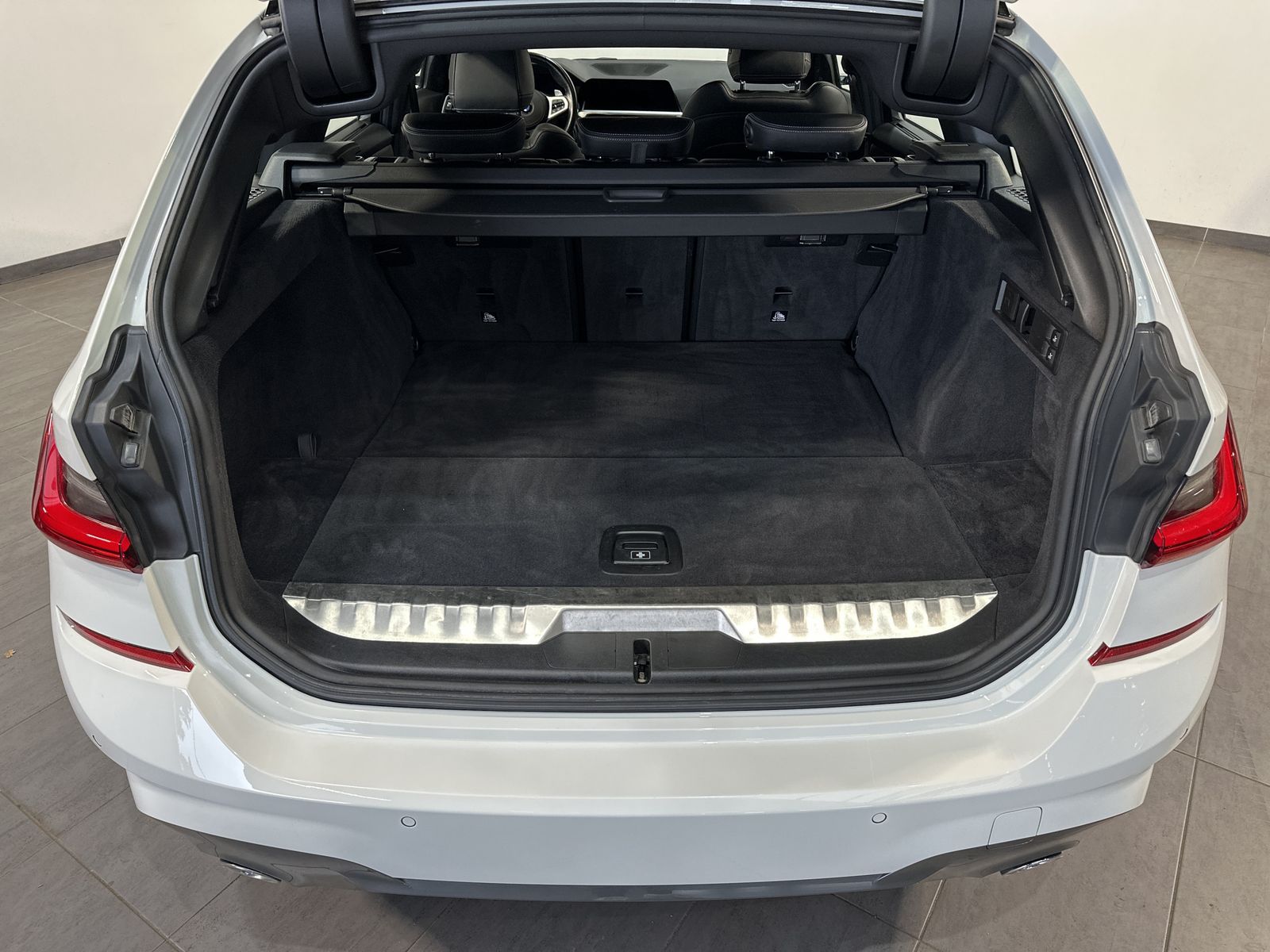 Fahrzeugabbildung BMW 330e Touring xDrive M-Sport NAV+LASER+360°+19ZO