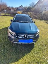 Mercedes-Benz GLA 220 d 4MATIC DCT - - blaue Mercedes-Benz GLA 220