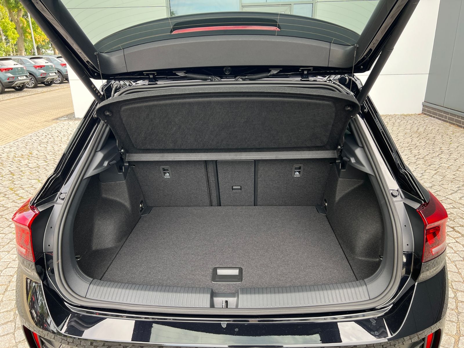 Fahrzeugabbildung Volkswagen T-Roc R-Line 1.5 TSI DSG *AHK, Pano, Black Style