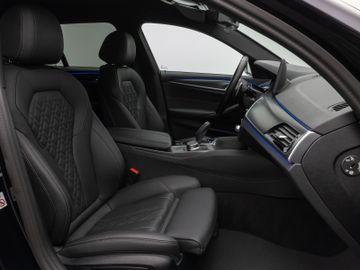 Fahrzeugabbildung BMW 520d M Sport Kamera DAB HiFi M Sportfahrwerk LED