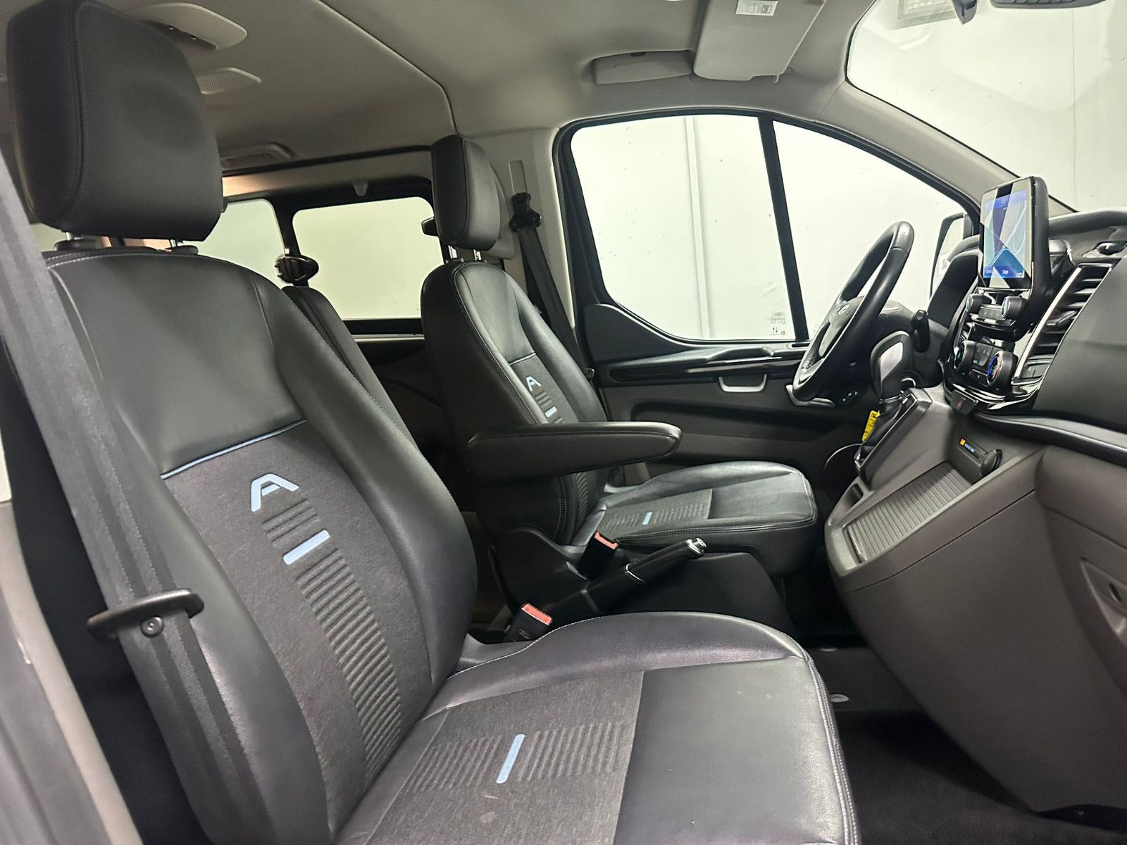 Fahrzeugabbildung Ford Tourneo Custom 320 L2H1 Autm. Active Bus*ACC*8