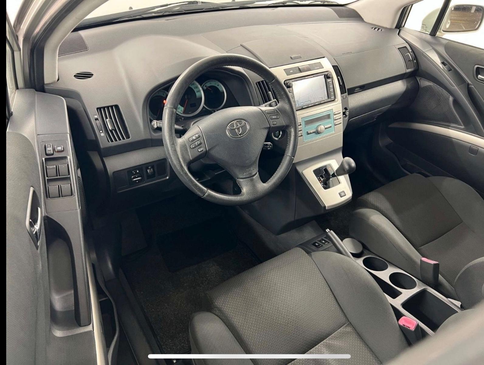 Toyota Corolla Verso 2004 — photo 6