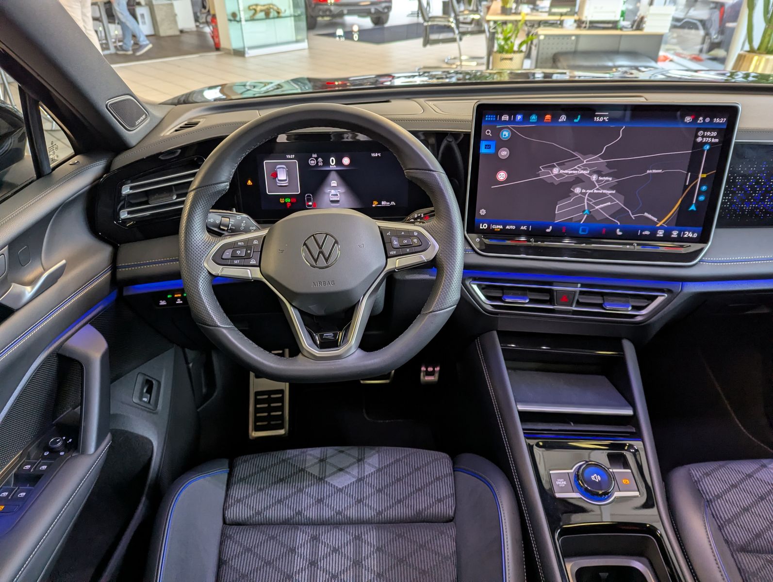 Fahrzeugabbildung Volkswagen Tiguan 2.0TDI R-Line 4M Pano Black Matrix AHK 20