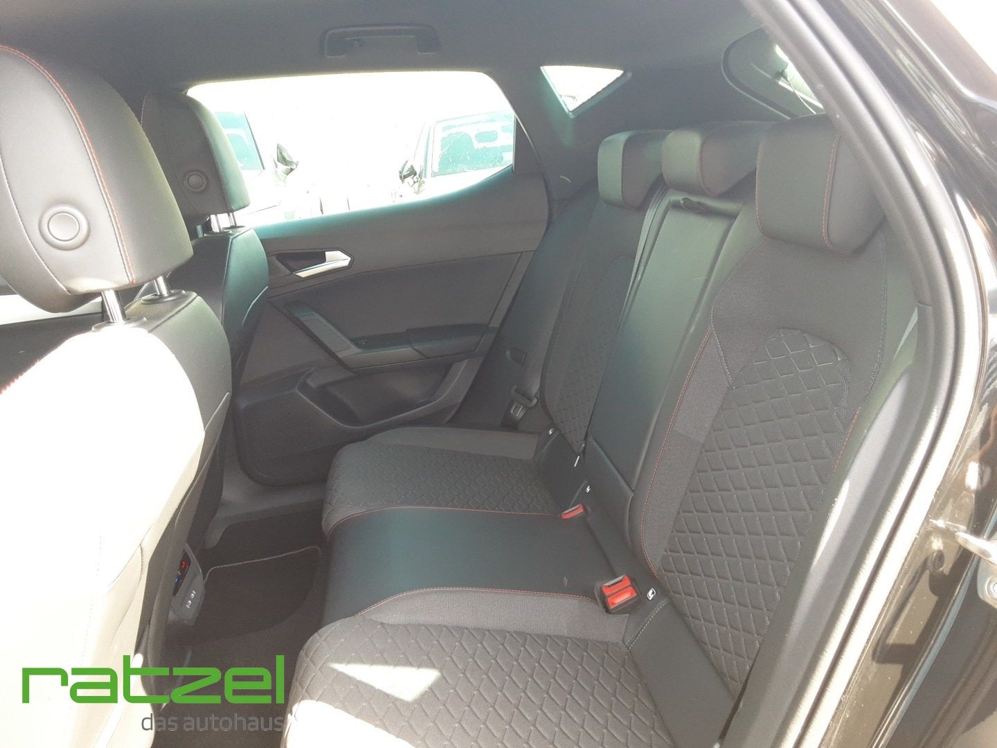 Fahrzeugabbildung SEAT Leon 1.5e TSI FR LED ACC elektr. AHK Navi dig. C