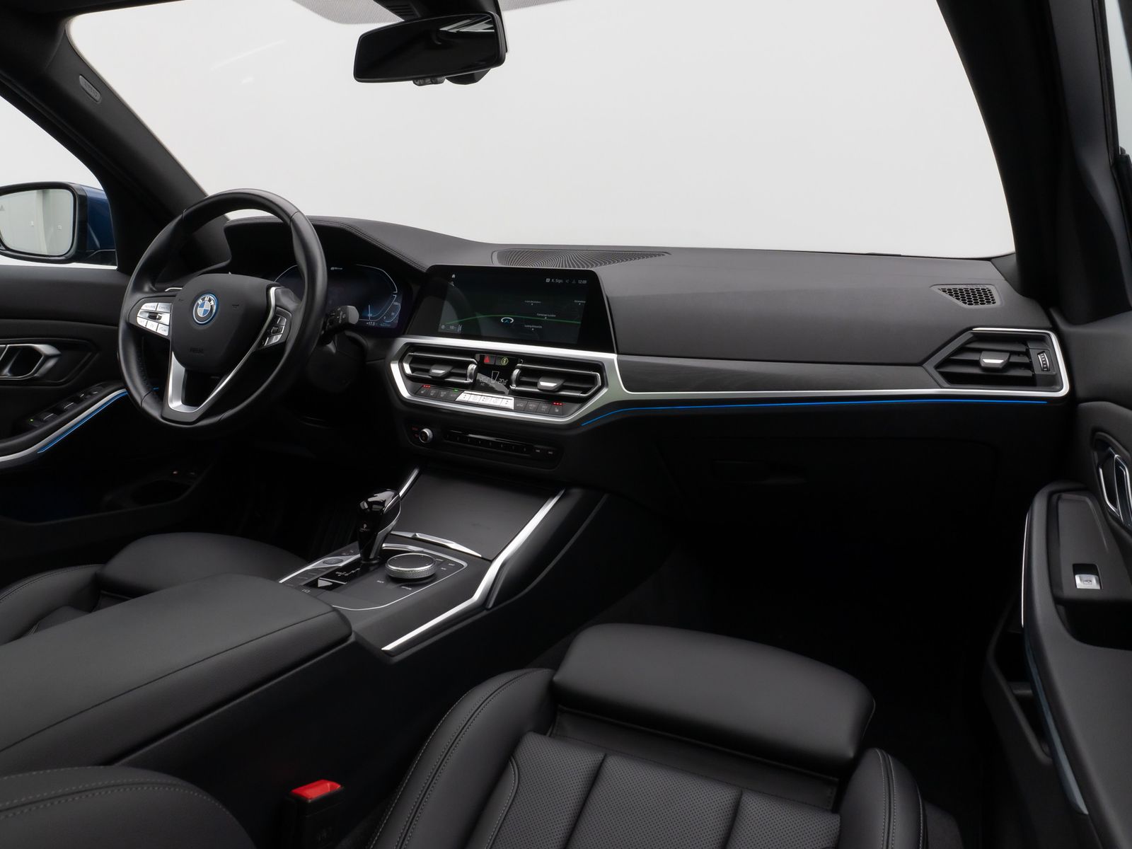 Fahrzeugabbildung BMW 330e xD Luxury Line Panorama Kamera HUD DAB AHK