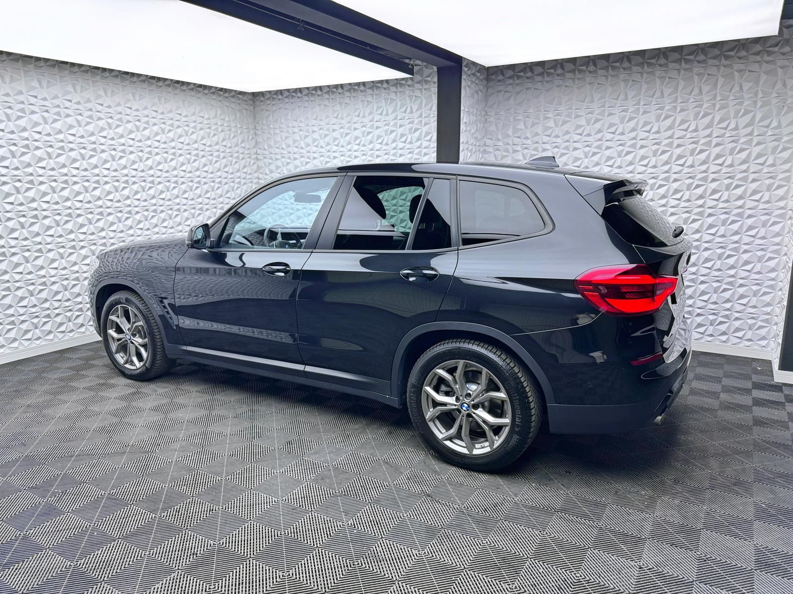 Fahrzeugabbildung BMW xDRIVE20i/ADVANTAGE/ACC/LED/LIVECP/HUD/KEYL/360°