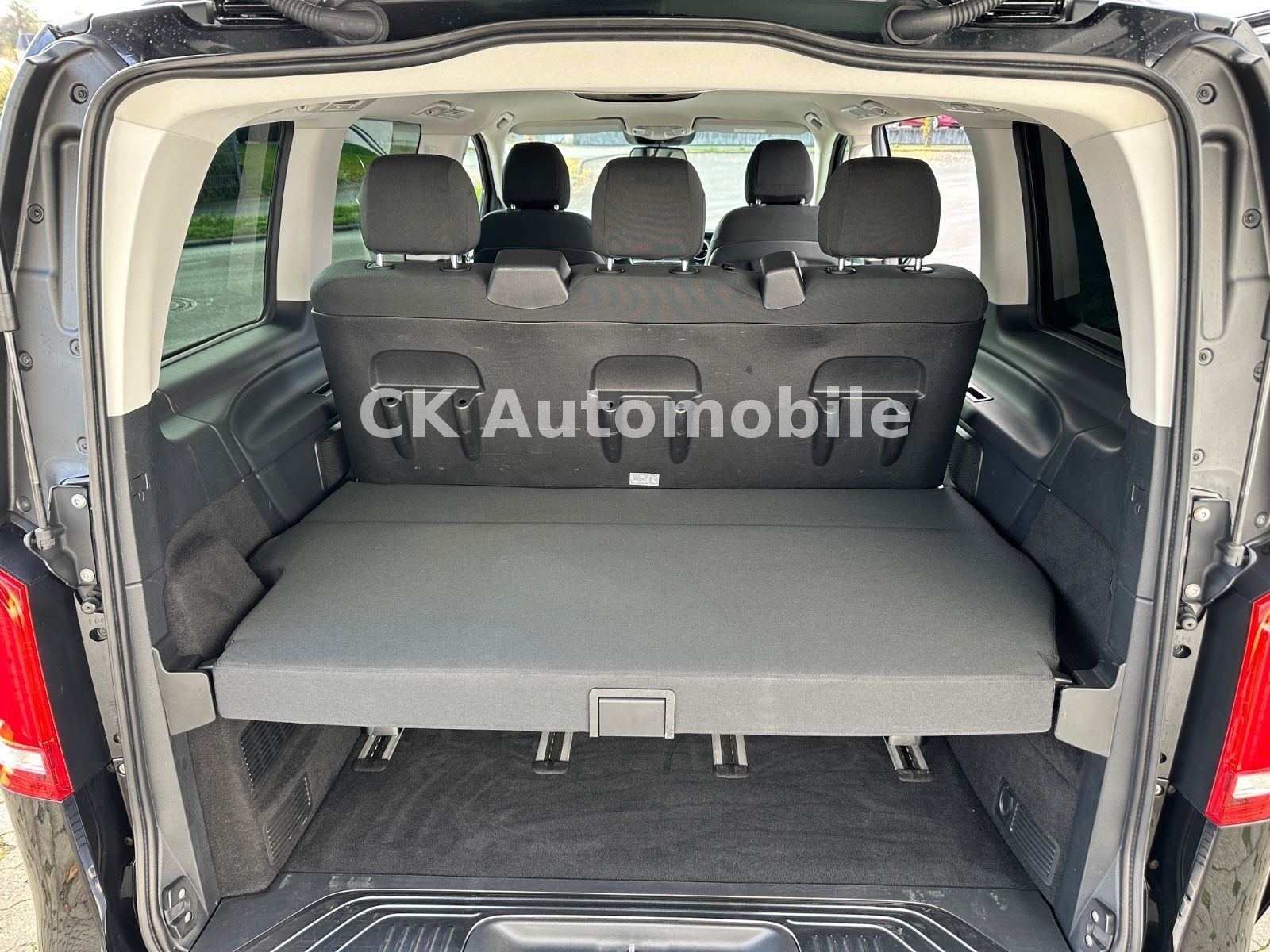 Fahrzeugabbildung Mercedes-Benz V 300d EDITION Kompakt/7 Sitze/Navi/LED/AHK