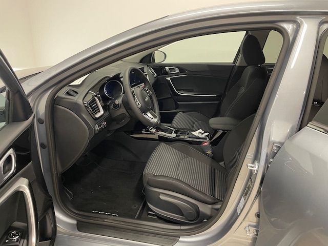 Fahrzeugabbildung Kia Ceed Ultimate Tempomat VerkehrszeichenERK Navi