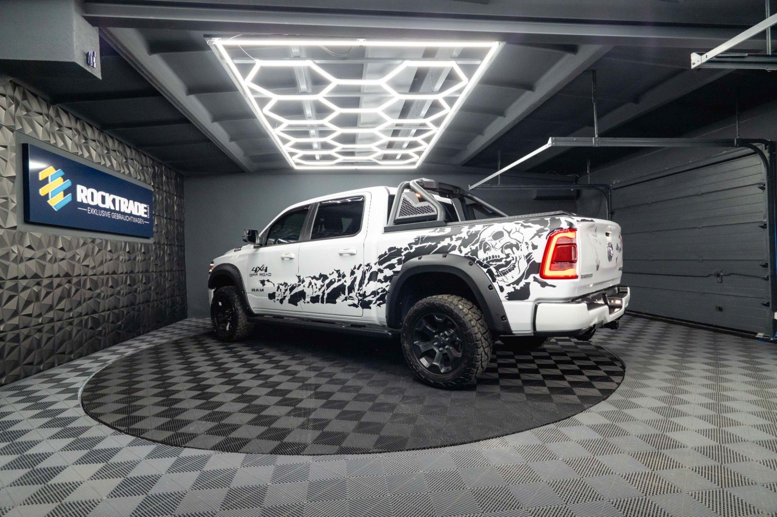 Fahrzeugabbildung Dodge RAM 5.7 V8 HEMI 4x4 OFFROAD Night-Paket Limited