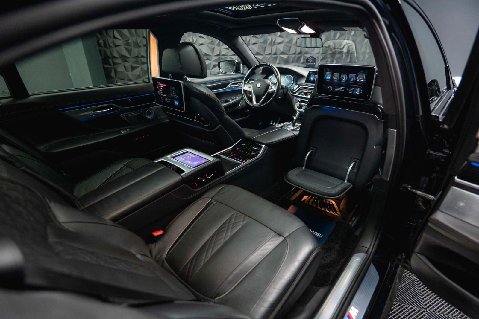 Fahrzeugabbildung BMW 730d L xDrive M Sport Shadow | 100% Option | 19%
