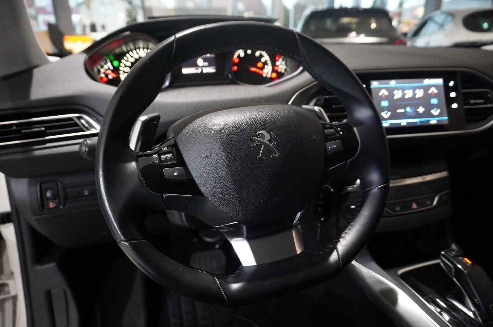 Fahrzeugabbildung Peugeot 308 LIM. 1.2T ACTICE PACK NAVI/LED/SPORT/NEBEL