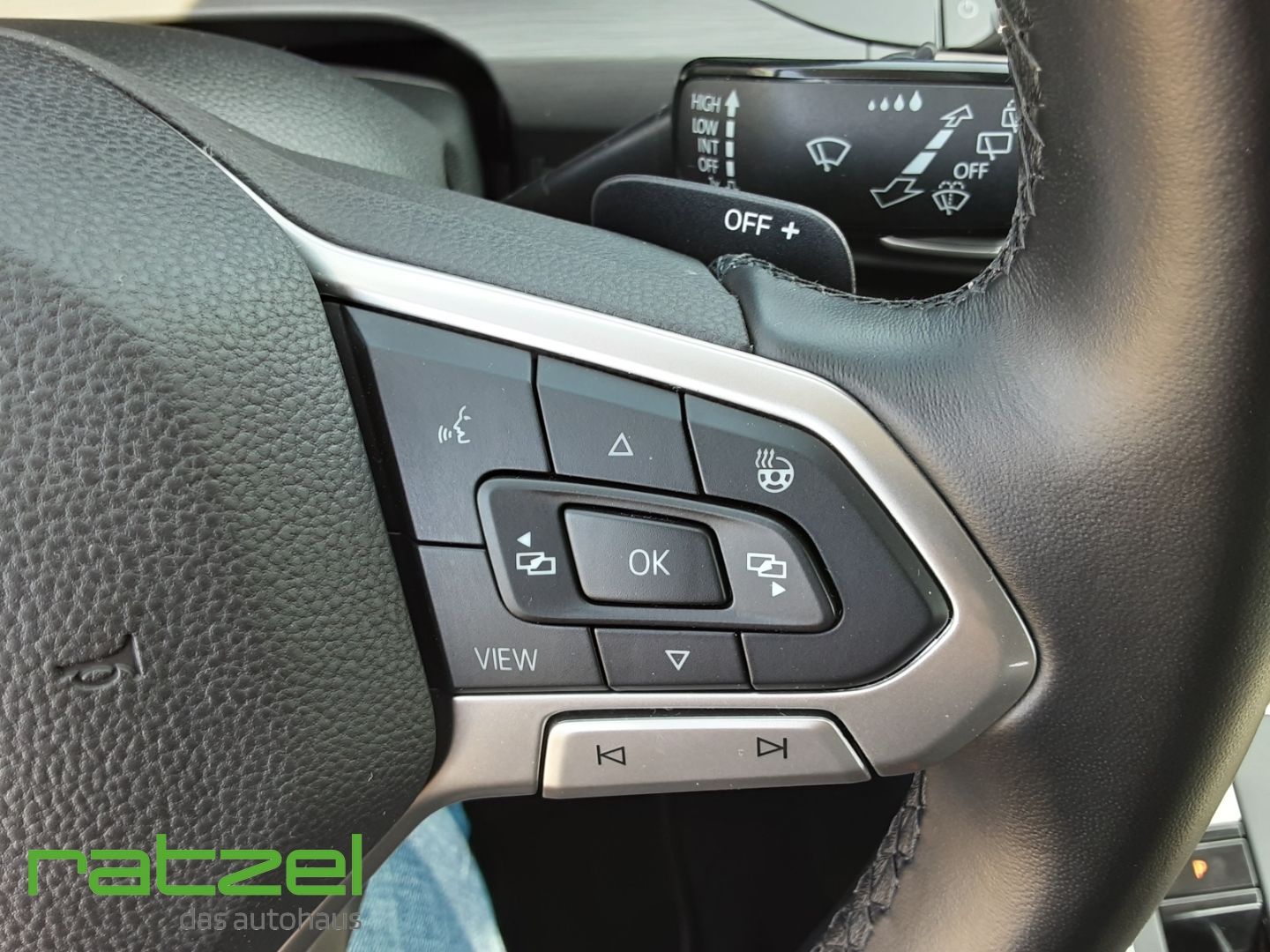Fahrzeugabbildung Volkswagen Golf VIII Style 1.5 eTSI DSG  Memory Sitze Massa