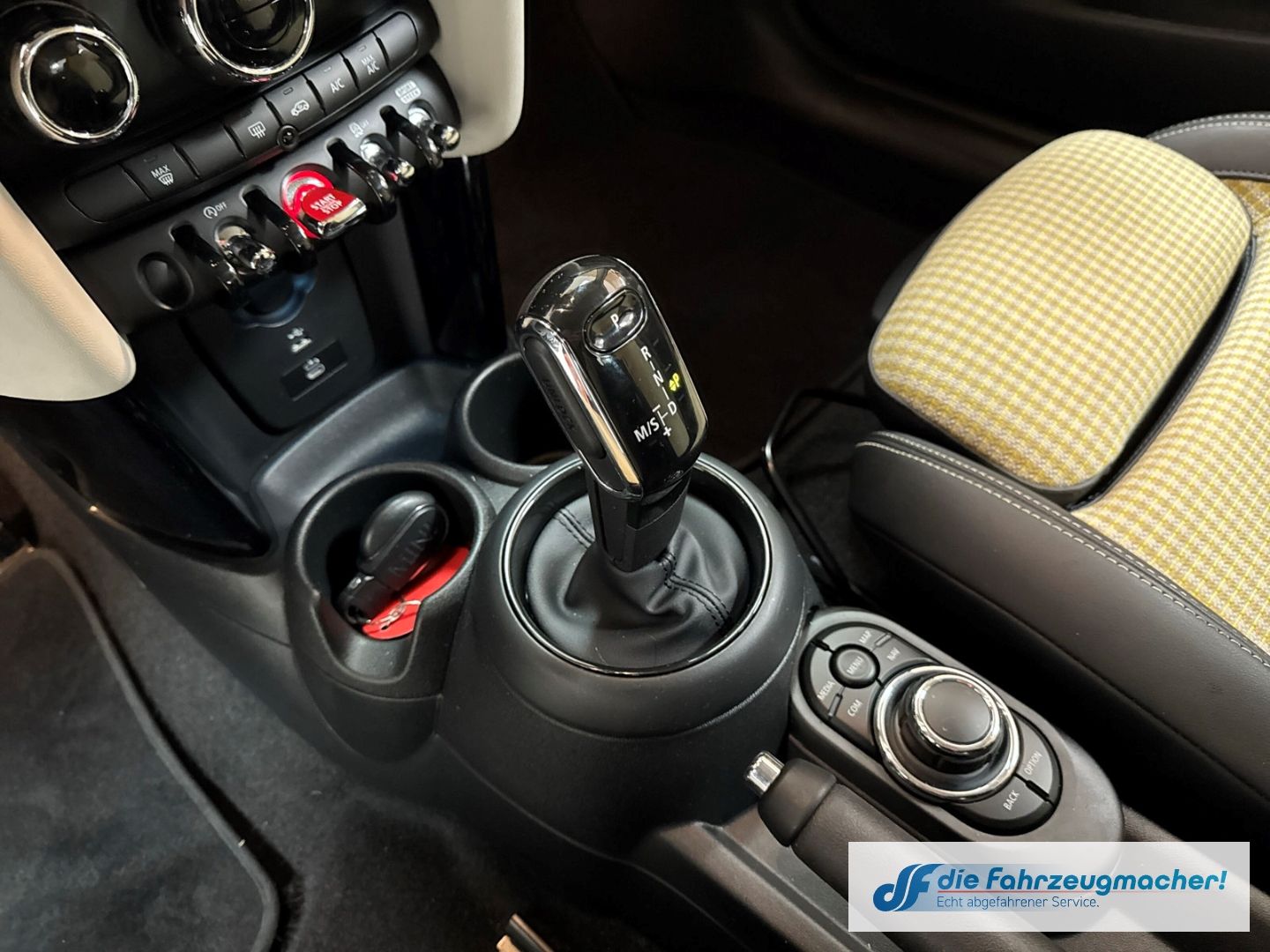 Fahrzeugabbildung MINI Cooper Classic Trim HUD Digitales Cockpit LED Ku