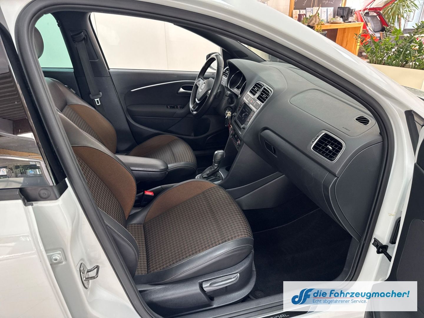 Fahrzeugabbildung Volkswagen Polo V Original 1.2TSI DSG Pano Kamera Navi LED