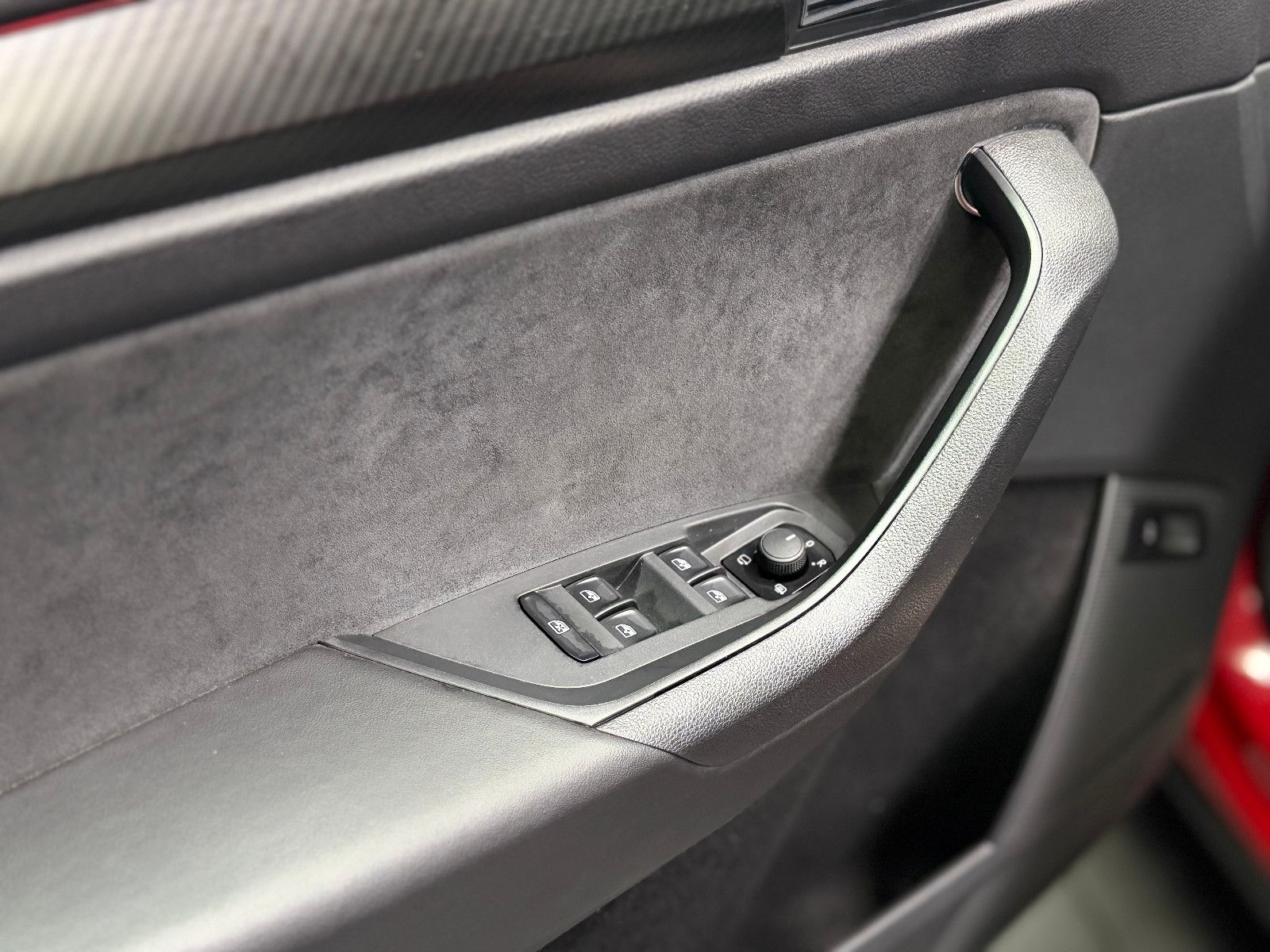 Fahrzeugabbildung SKODA Kodiaq Ambition 4x4|7-SITZER|CANTON|PANO|AHK
