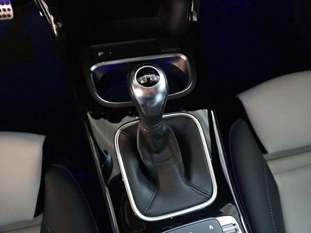Fahrzeugabbildung Mercedes-Benz A 180 AMG Night Navi HUD LED Parkpilot Soundsys.