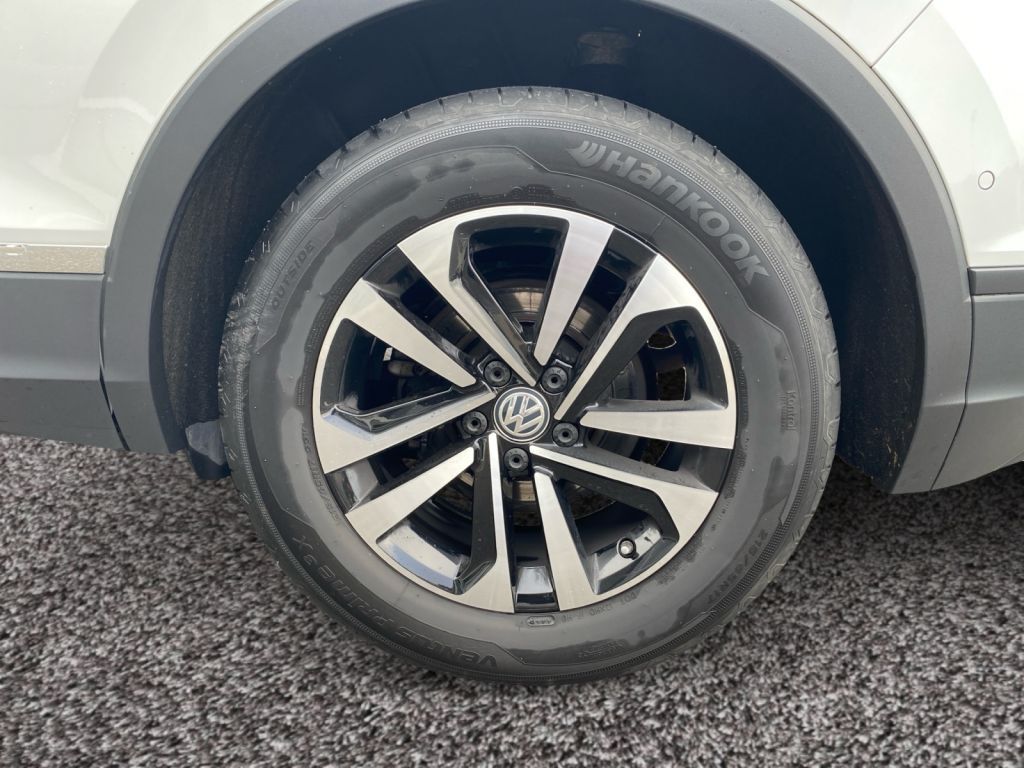 Fahrzeugabbildung Volkswagen Tiguan 2.0 TDI DSG IQ.DRIVE AHZV Standheizung