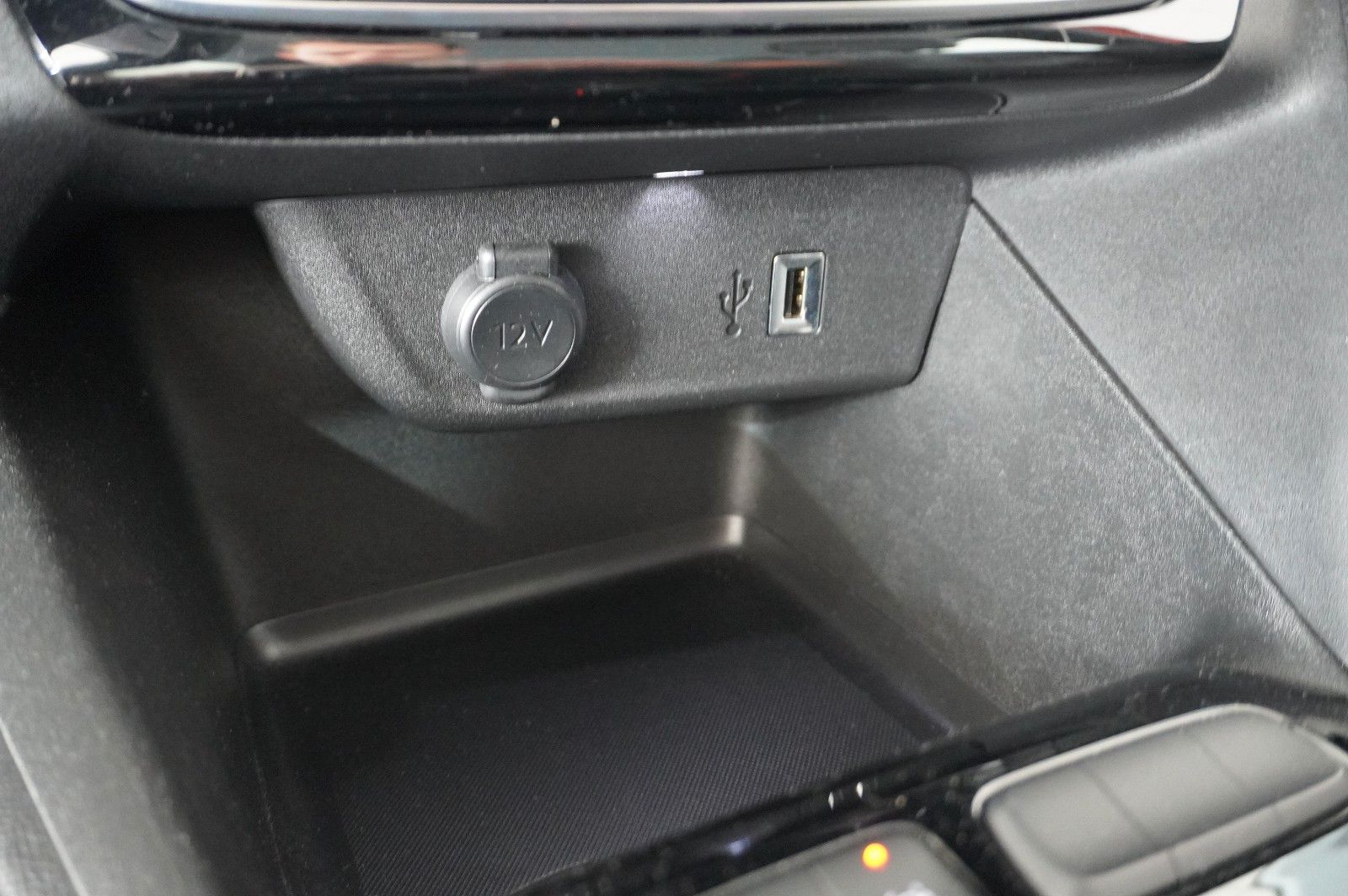 Fahrzeugabbildung Opel Corsa-e F EDITION 7KW NAVI/VIRT/TEMP/DAB/WÄRMEP.
