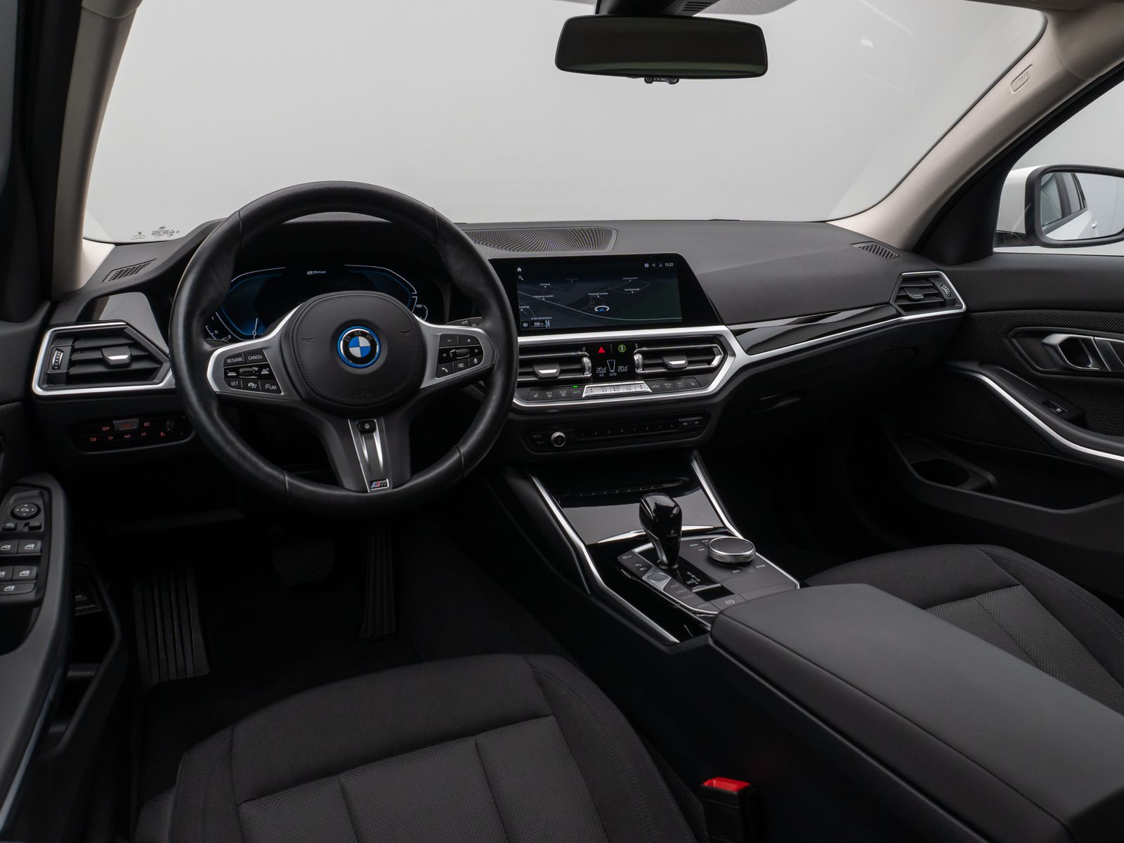 Fahrzeugabbildung BMW 330e DAB CockPitPr Lenkrhz PDC Stop&Go Alarm AHK