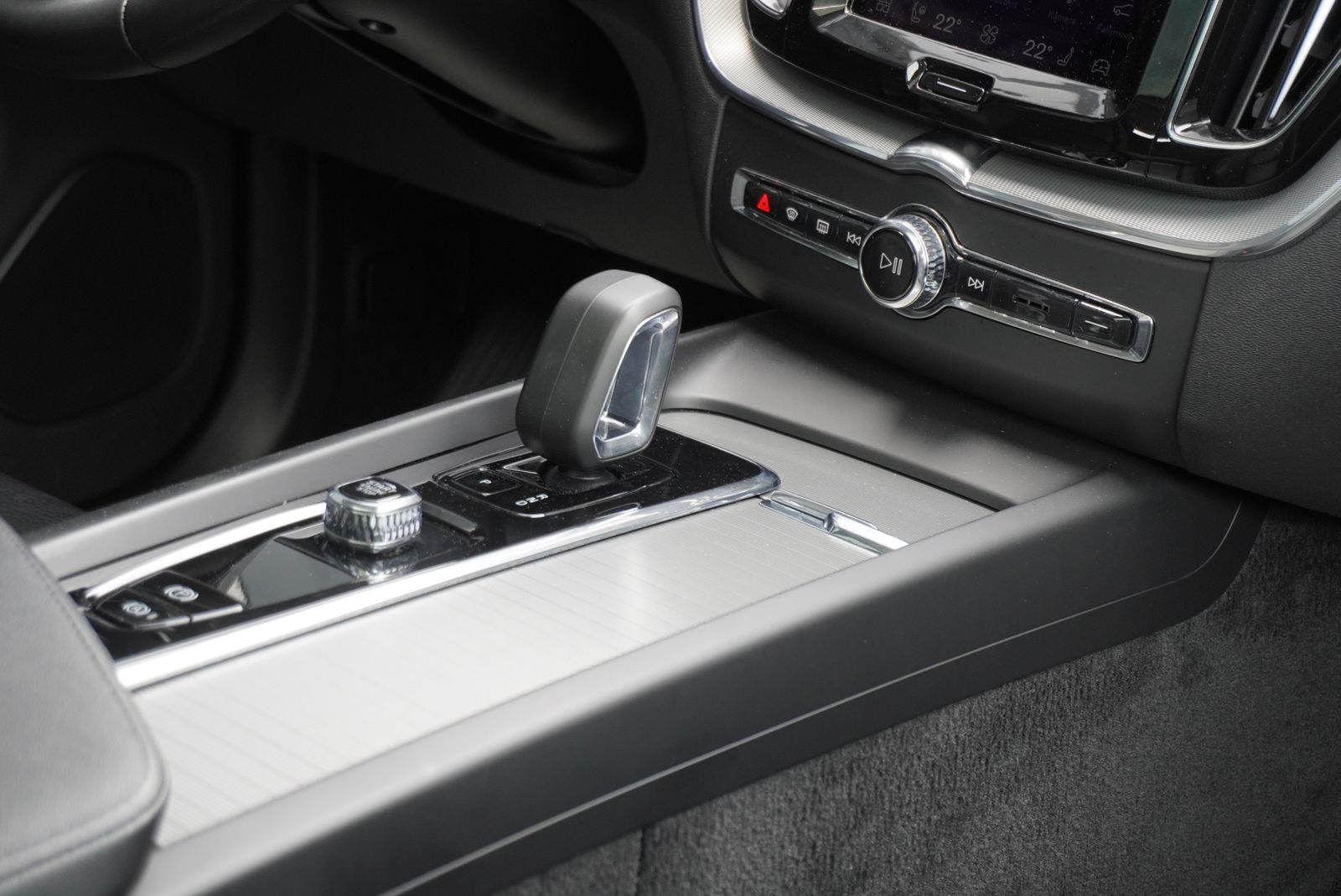 Volvo XC60 Plus Dark Pano Standhzg AHK Assistenz 360° foto 20