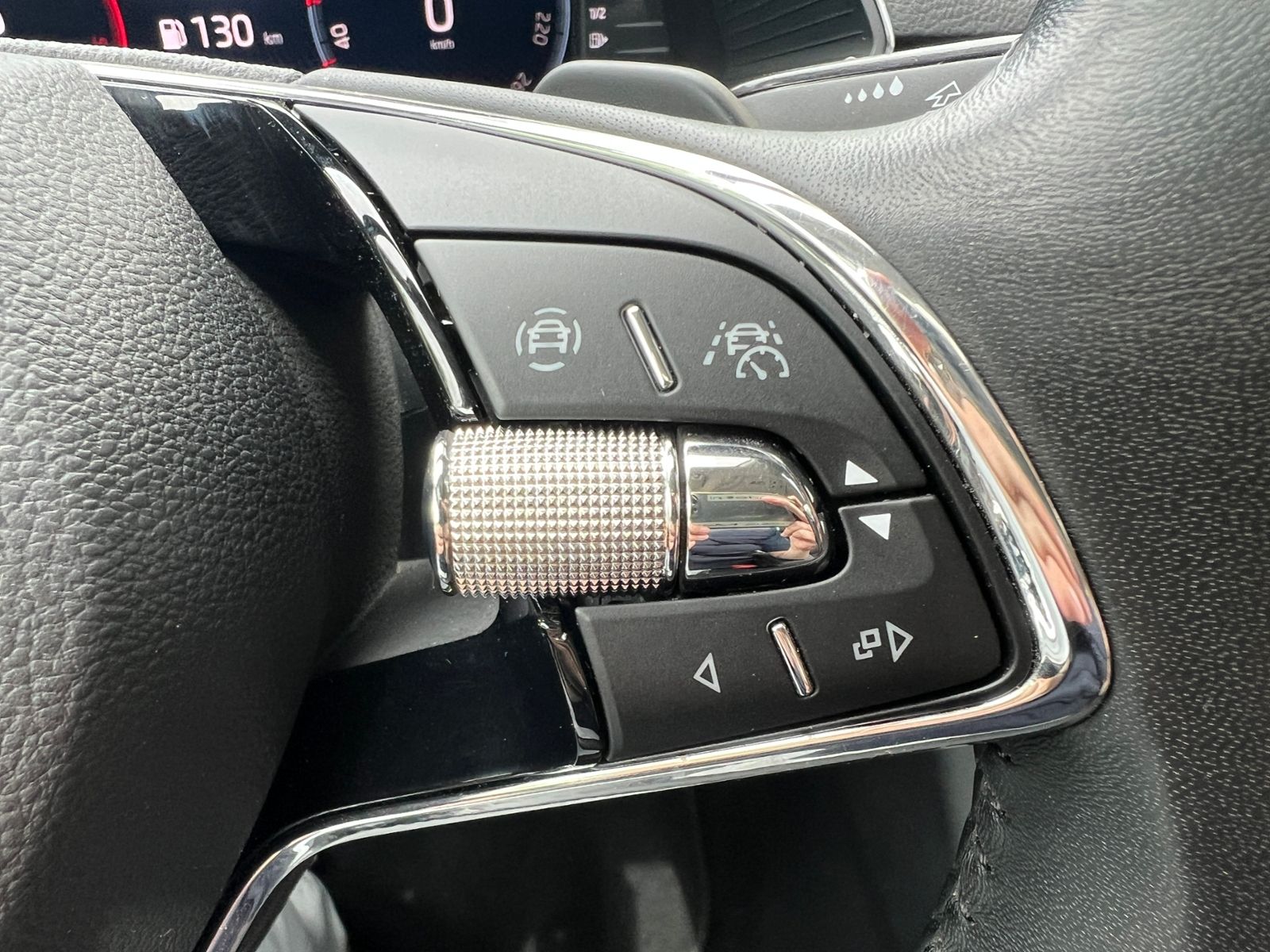 Fahrzeugabbildung SKODA Superb Combi Style 2.0 TDI DSG *AHK,LED,Pano,ACC