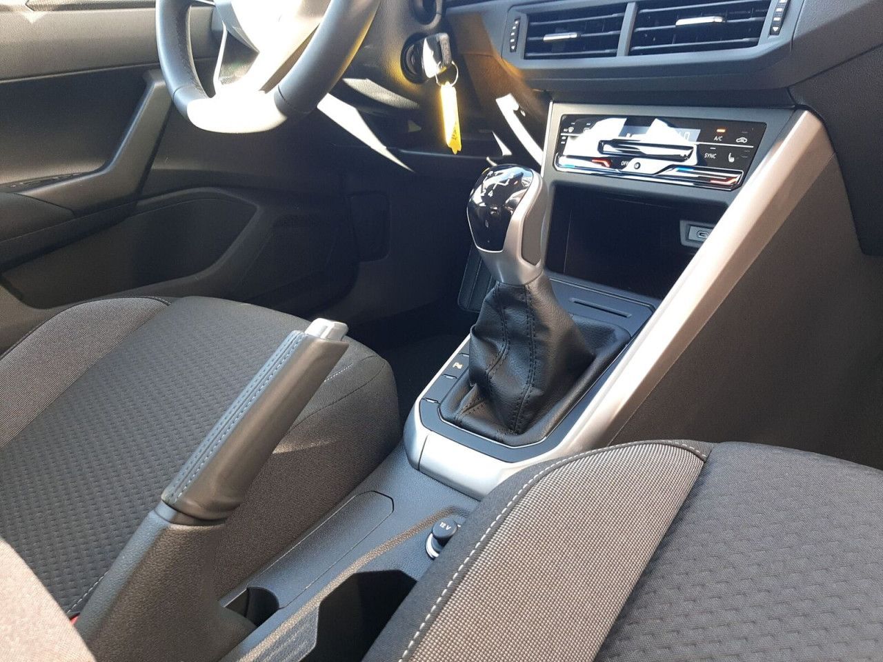 Fahrzeugabbildung Volkswagen Polo Life 1.0BT070 TSIM5F, AHK