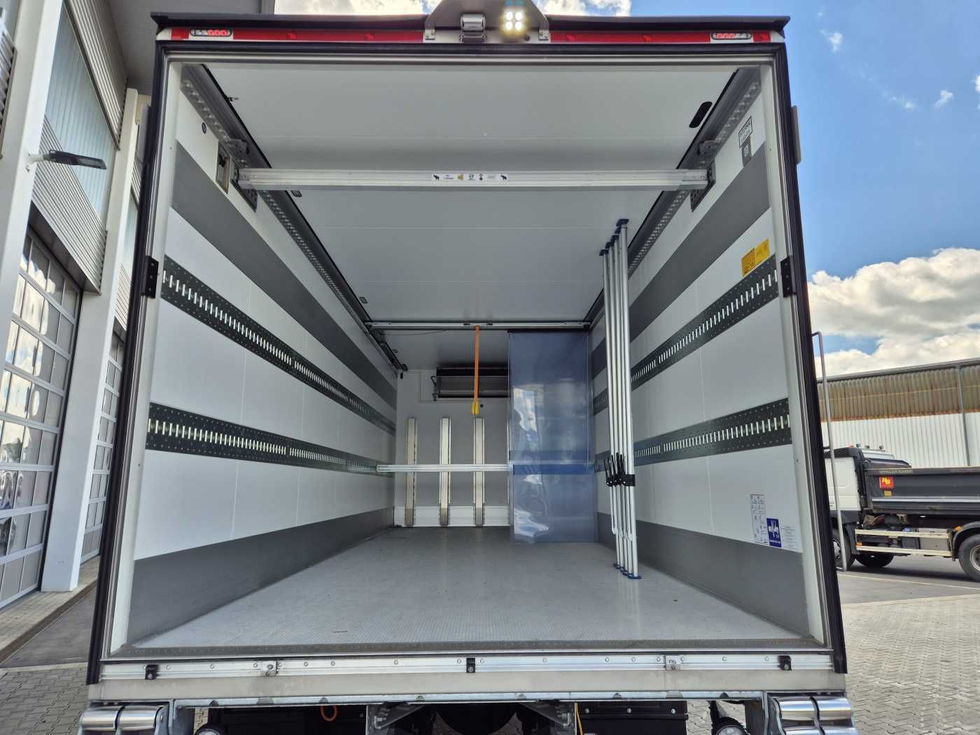 Fahrzeugabbildung Iveco S-Way AD190S40/FP ThermoKing T-1000R LBW Tür AHK