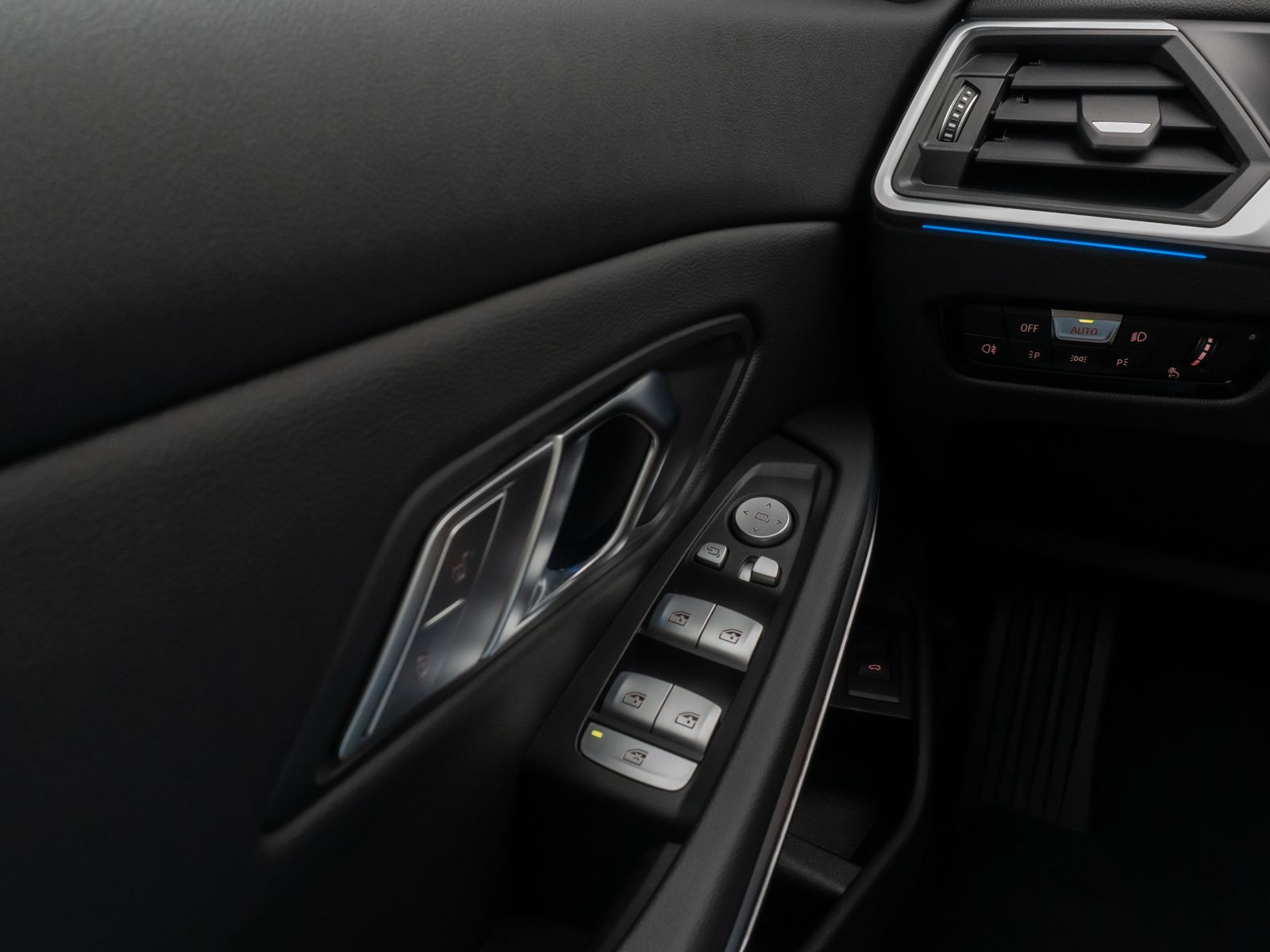 Fahrzeugabbildung BMW 320i M SportPro Glasdach Kamera HUD DAB HiFi 19"