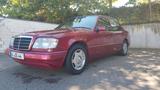 Mercedes-Benz E220 - Mercedes-Benz 220: Rot