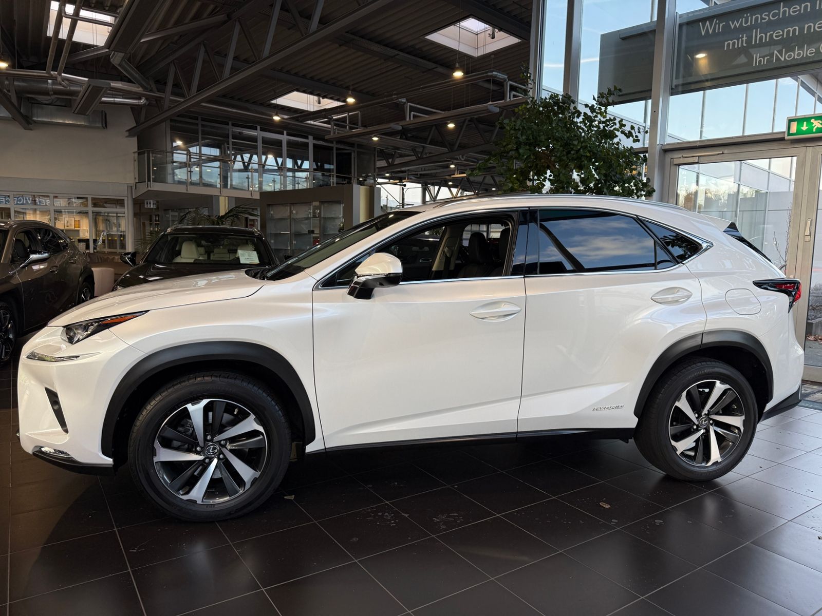 Fahrzeugabbildung Lexus NX 300h E-Four Luxury Line HUD 360° LED NAV