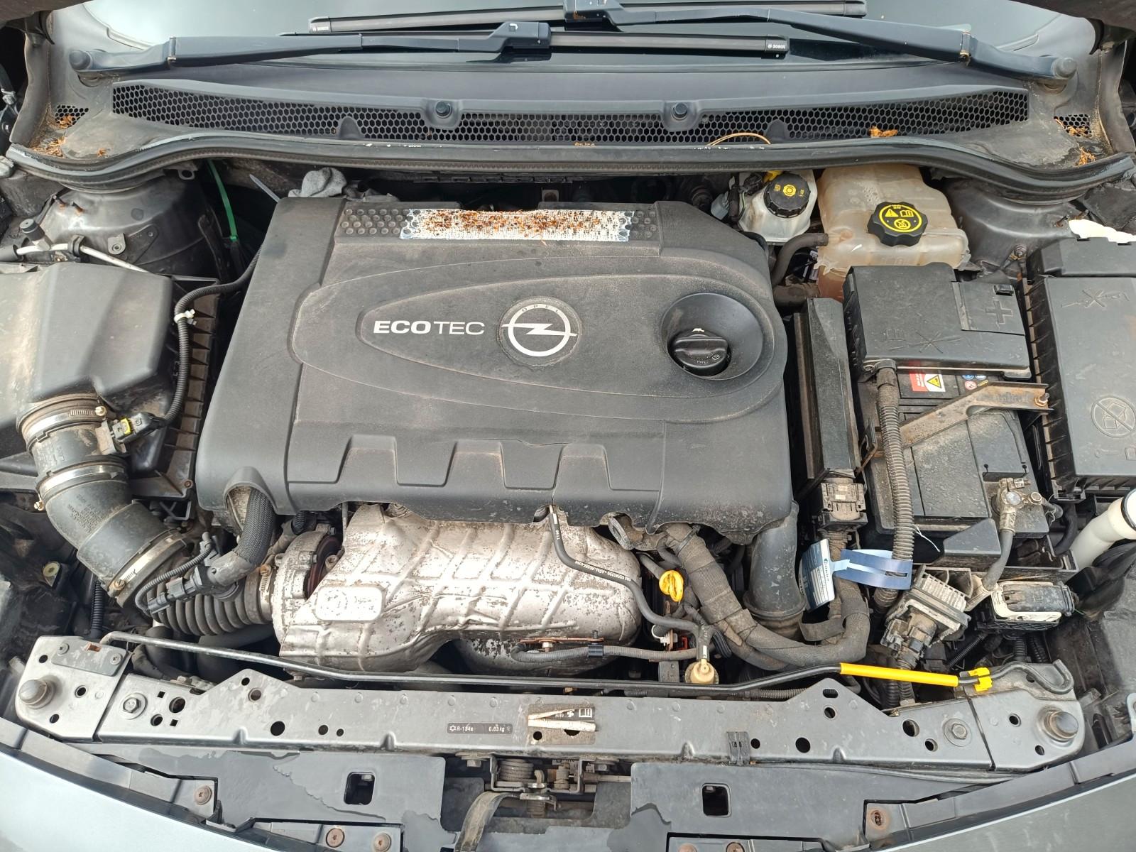 Opel Astra 2012 — photo 10