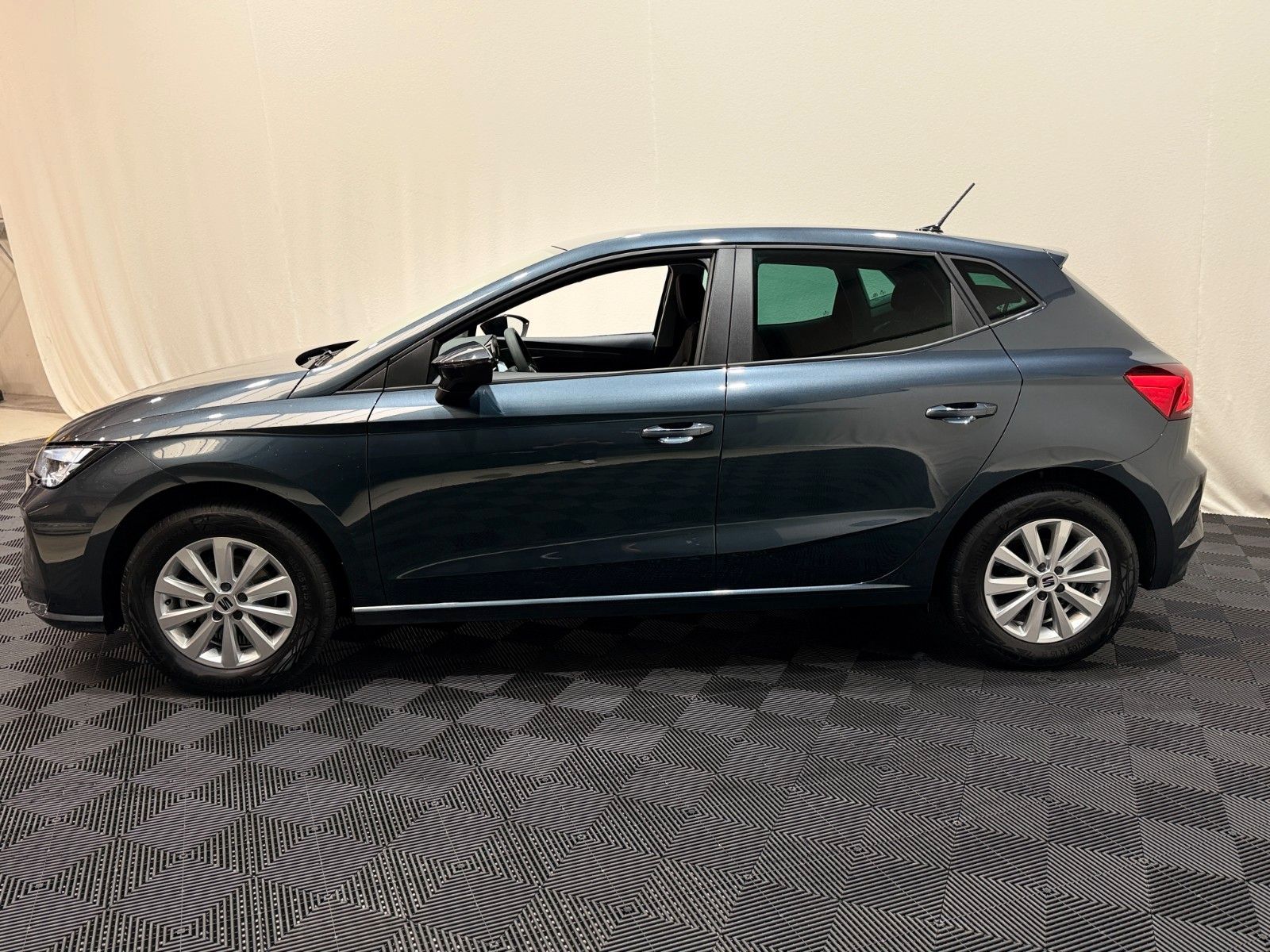 Fahrzeugabbildung SEAT Ibiza 1.0 MPI / Klimaanlage / Tempomat