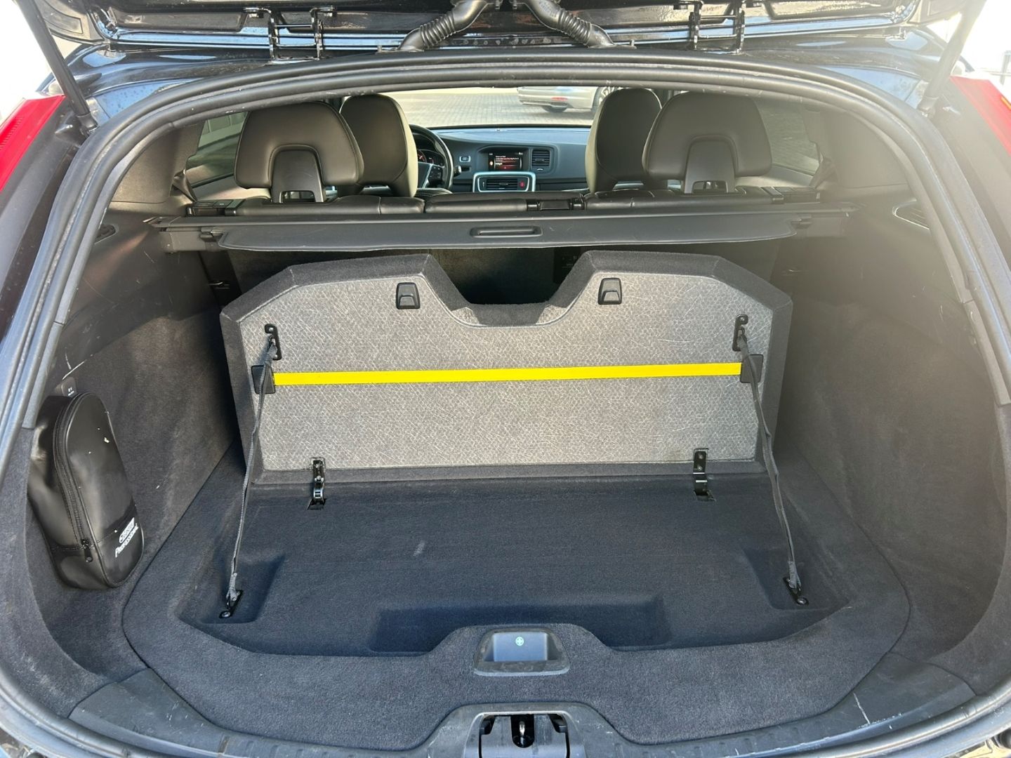 Fahrzeugabbildung Volvo V60 D3 Linje Svart Pano Leder digital SHZ H&R Ka