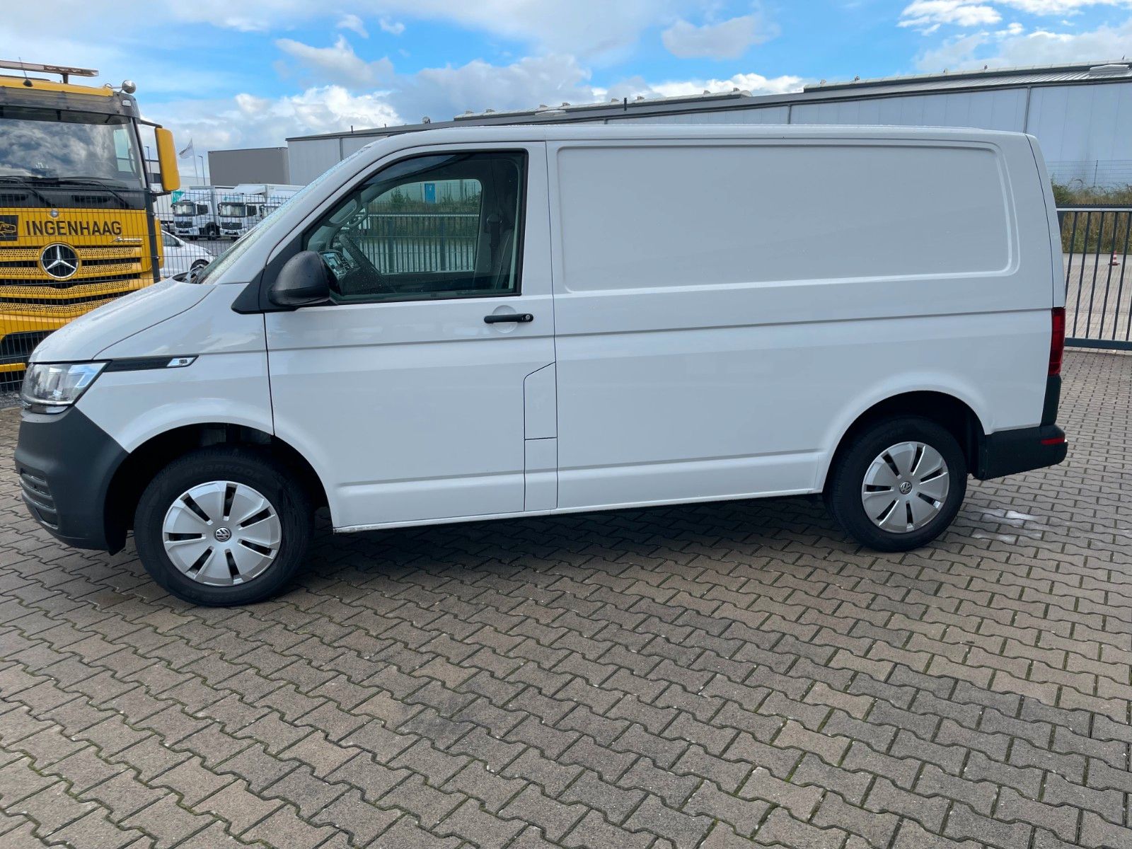 Fahrzeugabbildung Volkswagen T 6.1 Transporter  2.0 TDI  Klima PDC