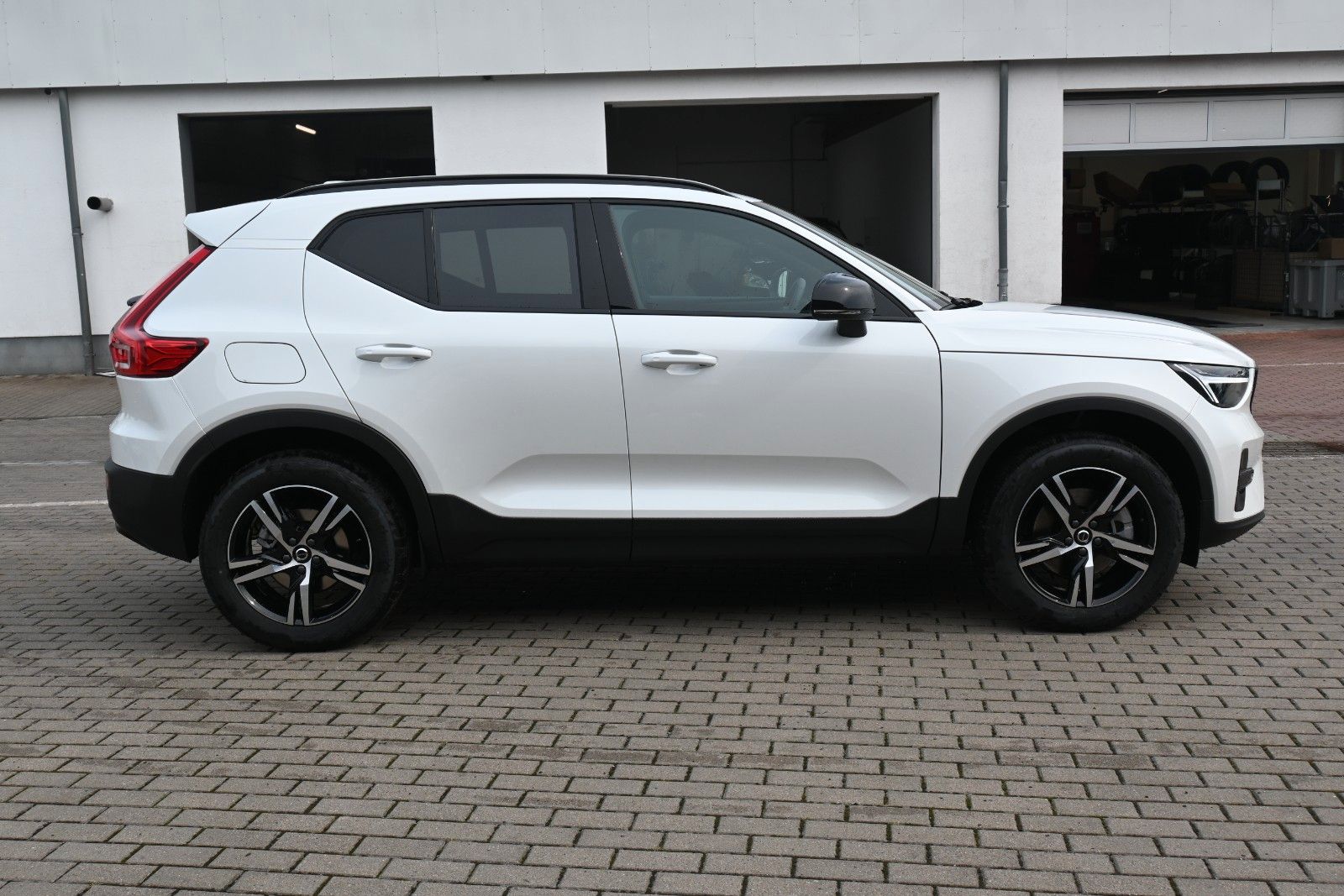 Fahrzeugabbildung Volvo XC40 B3 DKG Plus Dark*FSHZG*Pixel*360°*ACC