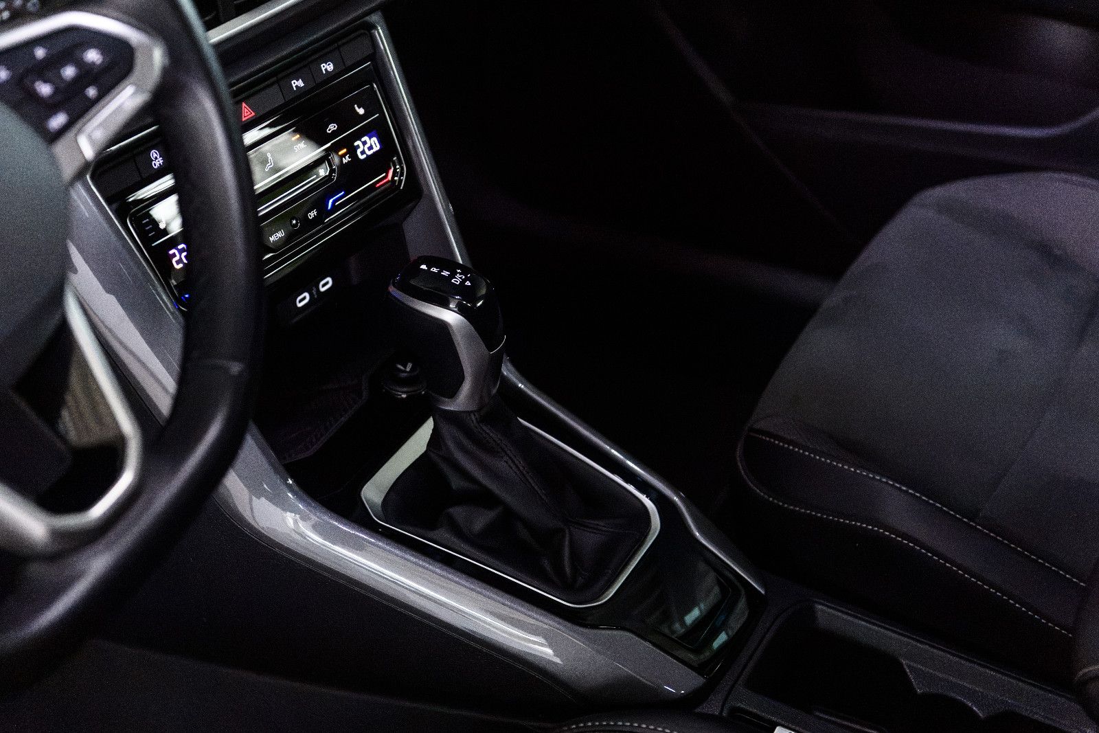 Fahrzeugabbildung Volkswagen T-Roc Style 1.5l TSI DSG +Navi +AHK +ACC +LED