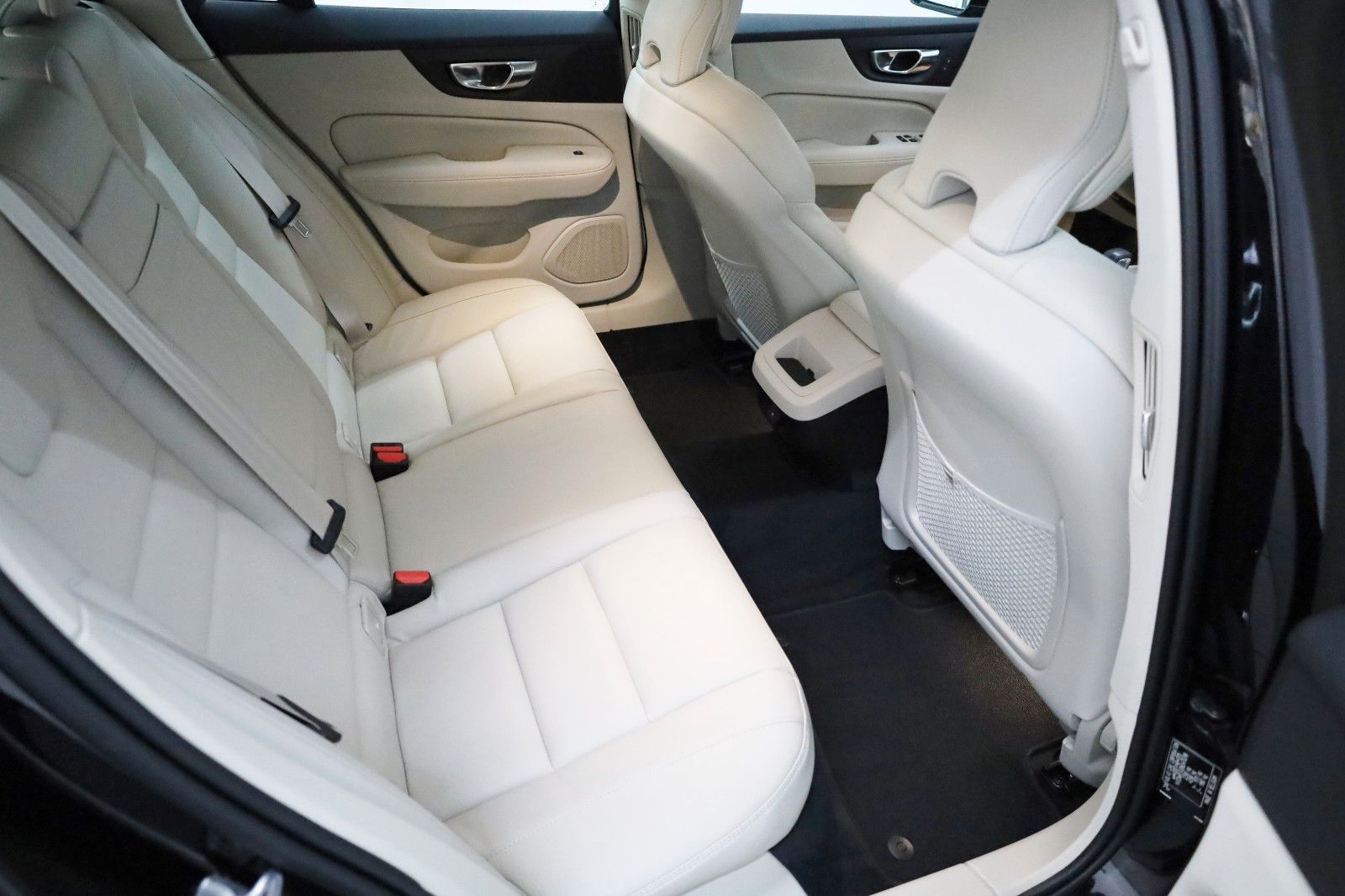 Fahrzeugabbildung Volvo V60 B4 D, Momentum Pro,Leder,Navi,SH,Kamera,ACC