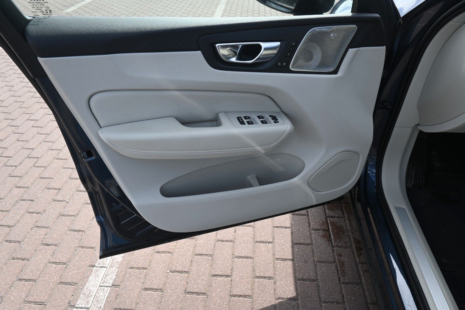 Fahrzeugabbildung Volvo XC60 B5 D Ultimate Dark AWD*B&W*LUFT*360°*STHZG*
