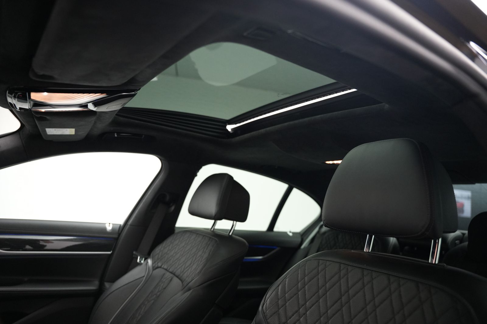Fahrzeugabbildung BMW 750 750 xDrive*M-Paket*S-Dach*Bowers&Wilkins*HUD