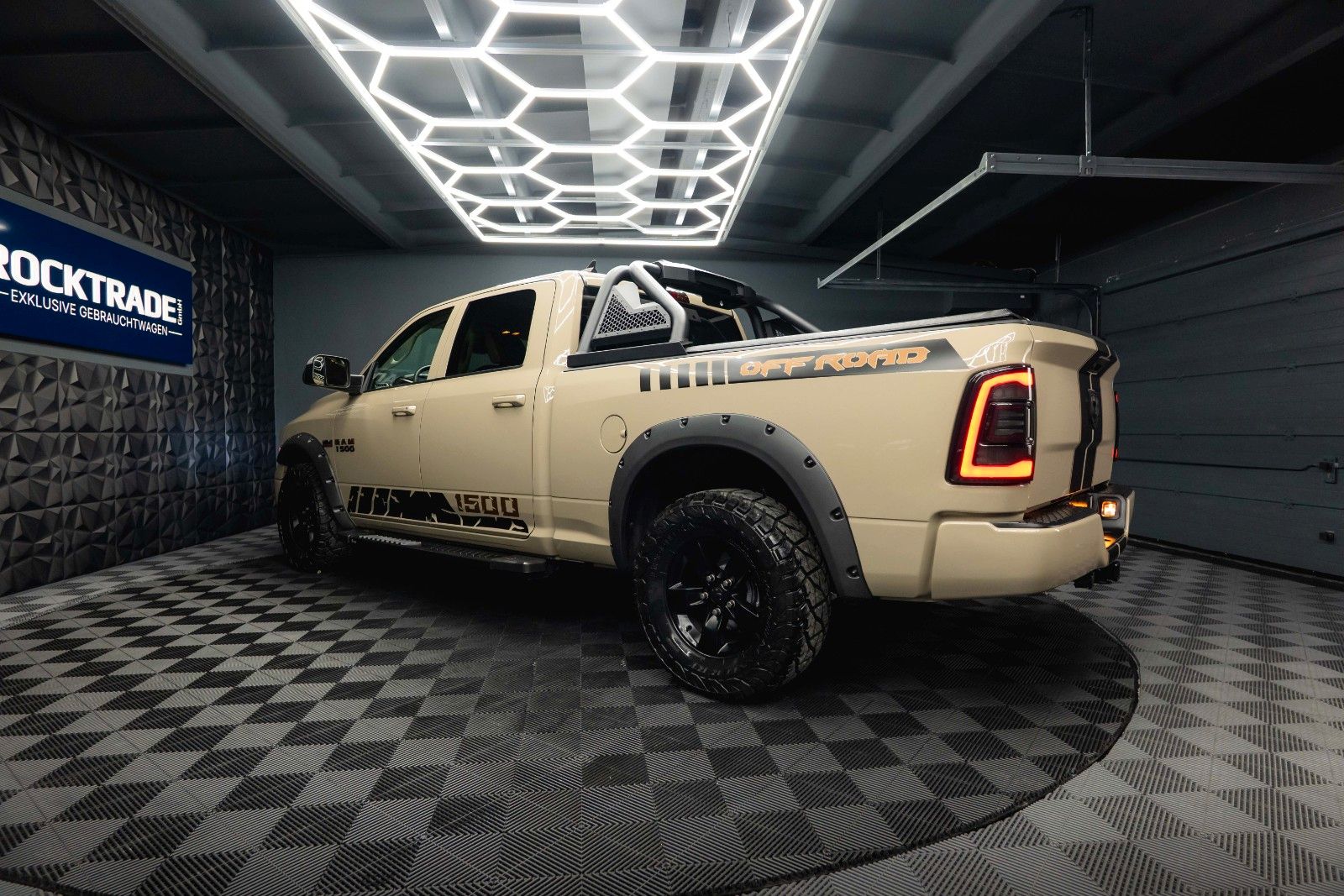 Fahrzeugabbildung Dodge RAM 5.7 V8 HEMI 4x4 Offroad Night LONGBED *LPG*