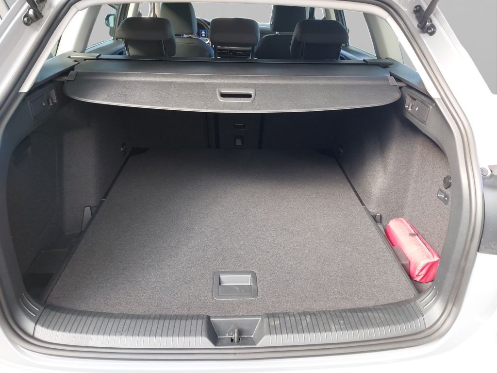 Fahrzeugabbildung Volkswagen Golf Variant 1.5 TSI Life AHZV LED