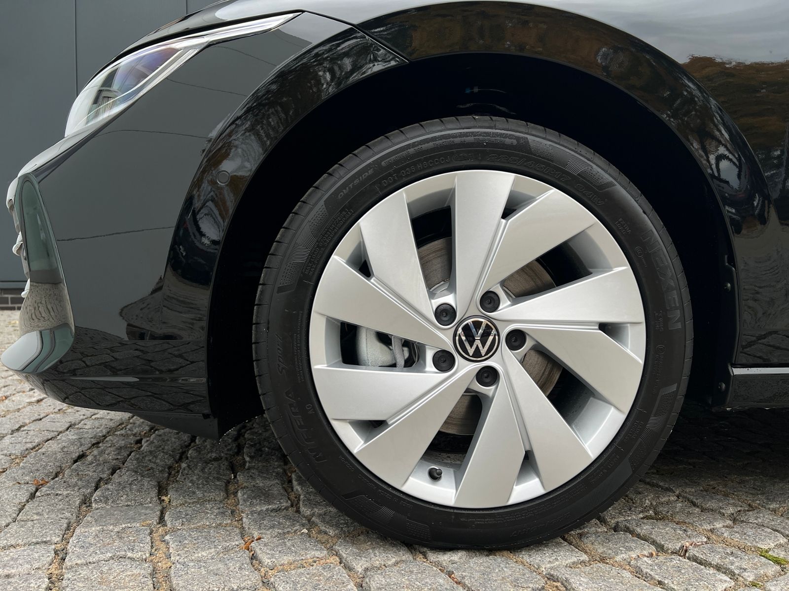 Fahrzeugabbildung Volkswagen Golf VIII Variant Life 2.0 TDI DSG *AHK, LED, AC