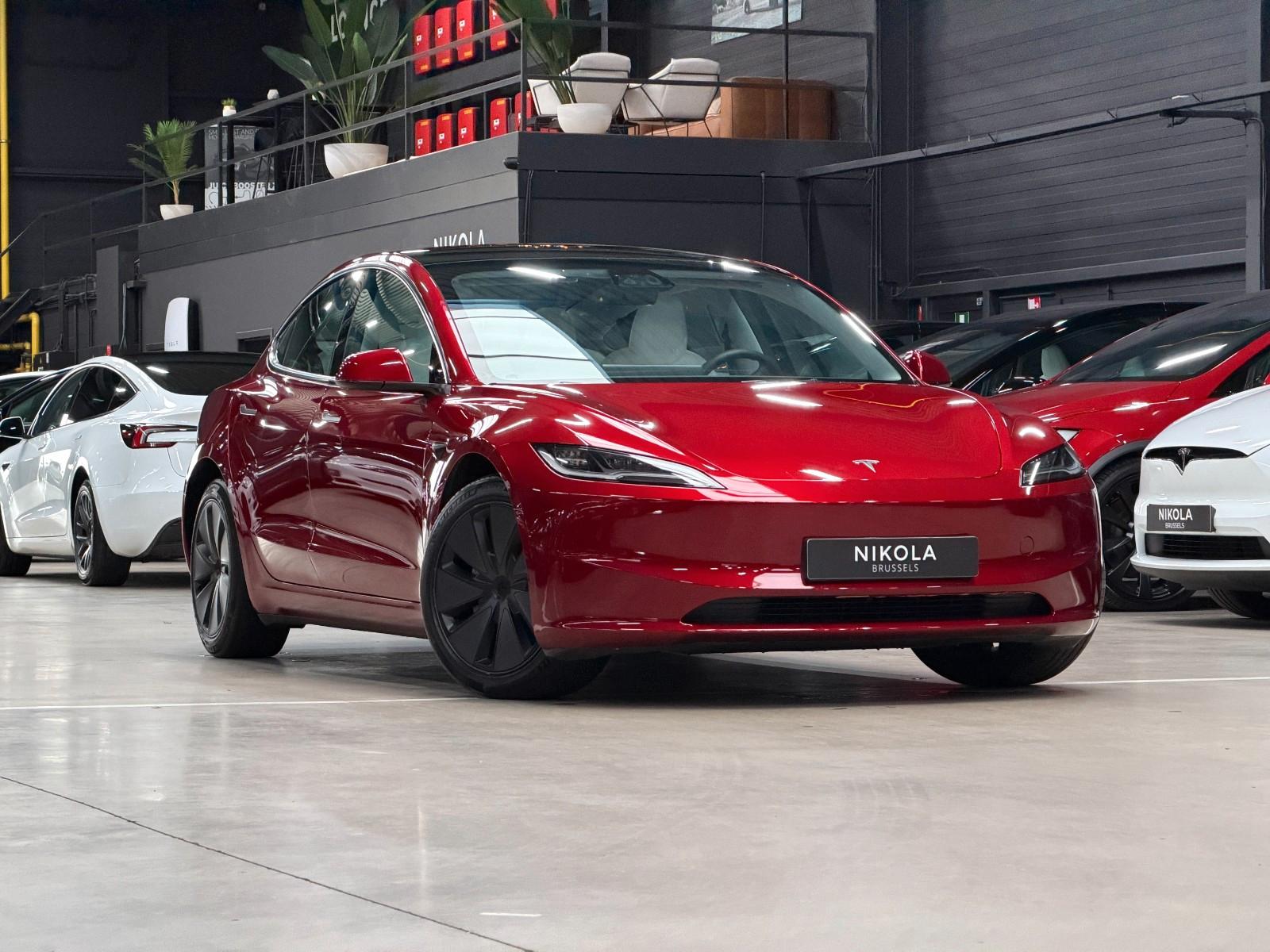 Tesla Model 3 LONG RANGE HIGHLAND – ULTRA RED – WHITE INTERIOR