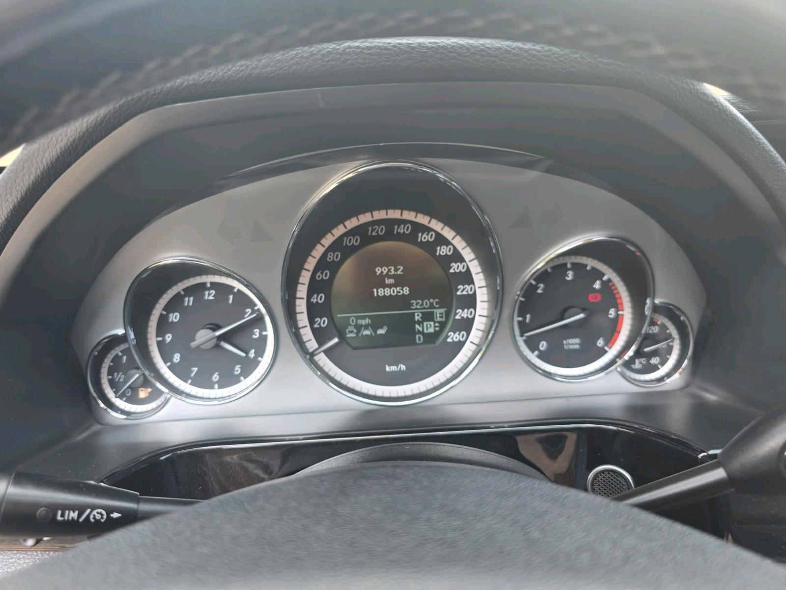 Mercedes-Benz E300 2011 — photo 11
