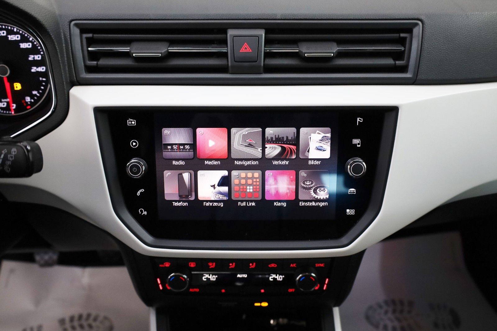 Fahrzeugabbildung SEAT Arona Xcellence Navi,SH,PDC,Kamera,SR+WR